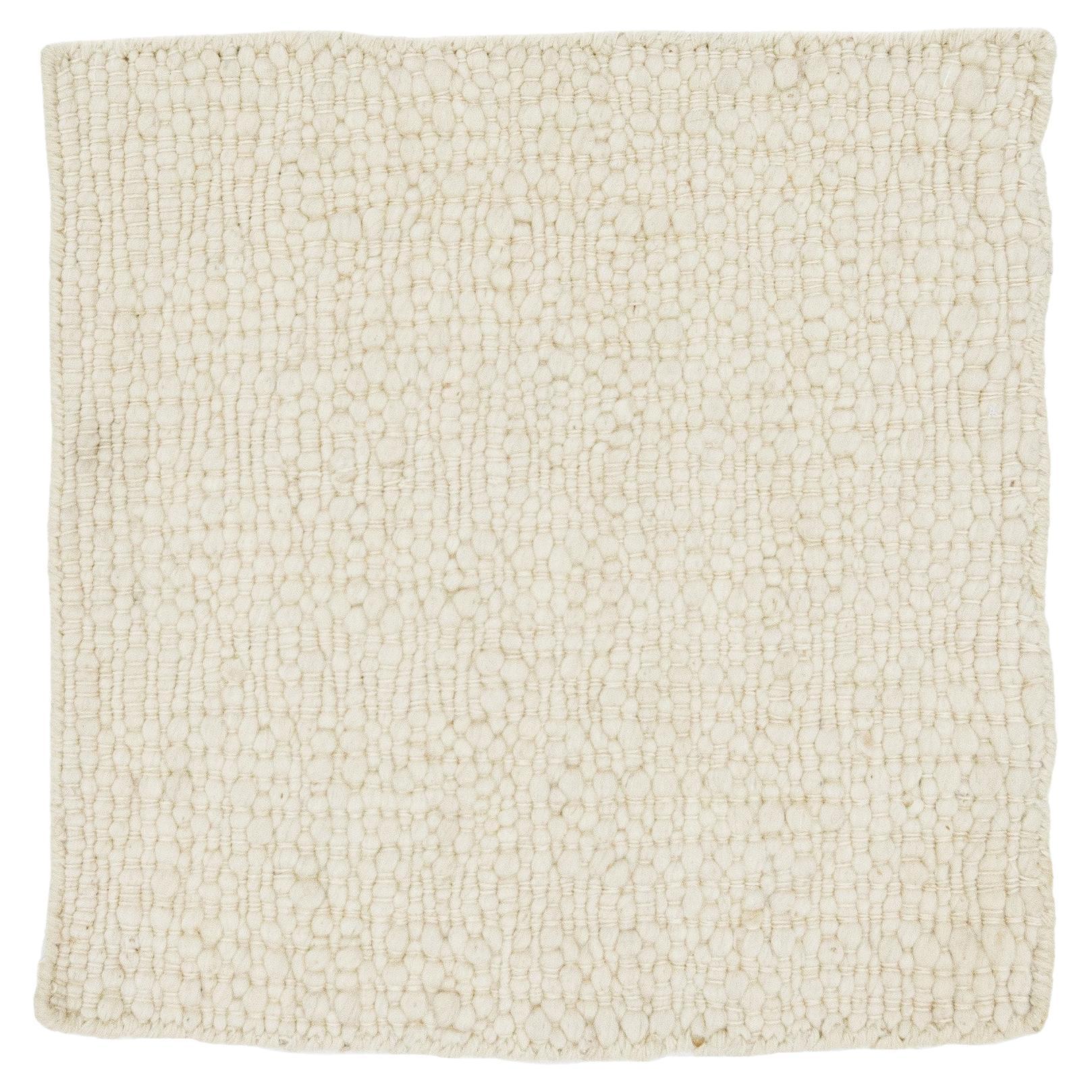 Tapis en laine ivoire à la texture moderne et fait à la main, fait sur mesure