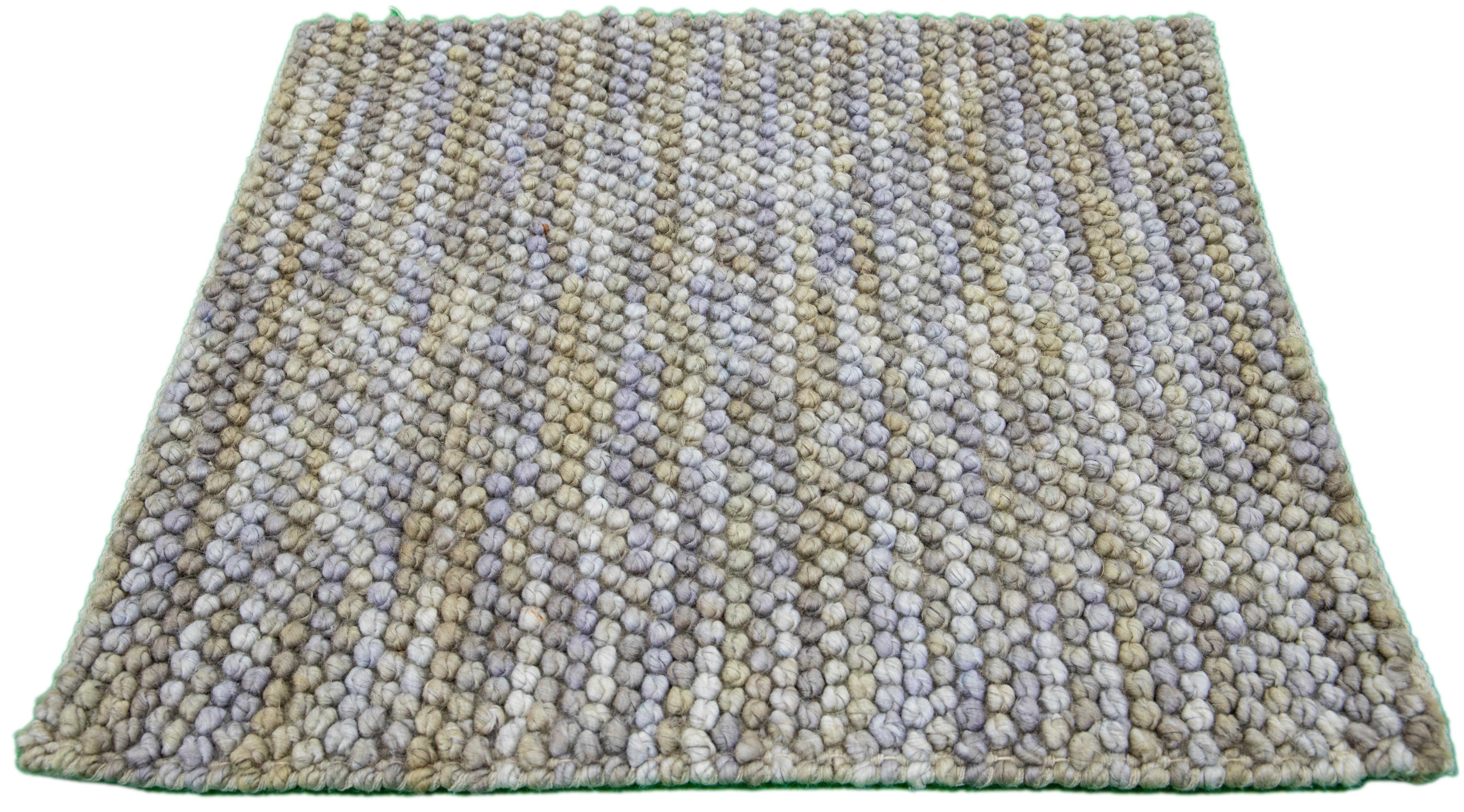 Apadana's Modern Texture Wollteppich nach Maß. Kundenspezifische Größen und Farben auf Bestellung. 

MATERIAL: Wolle 
Techniken: Handgeknüpft
Stil: Moderne Textur
Vorlaufzeit: Ca. 15-16 Wochen verfügbar 
Farben: Wie abgebildet, andere individuelle