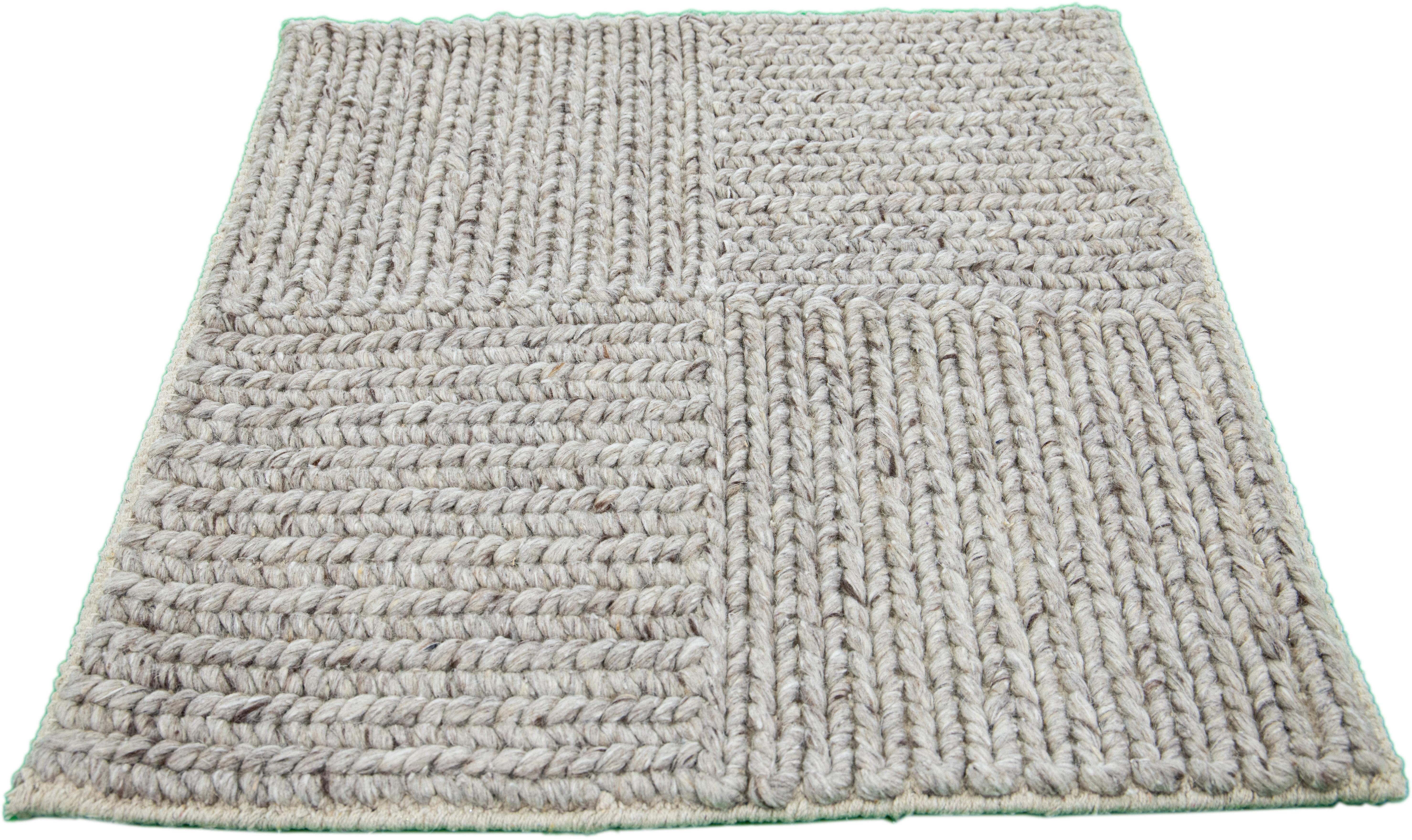 Apadana's Modern Texture Wollteppich nach Maß. Kundenspezifische Größen und Farben auf Bestellung. 

MATERIAL: Wolle 
Techniken: Handgeknüpft
Stil: Moderne Textur
Vorlaufzeit: Ca. 15-16 Wochen verfügbar 
Farben: Wie abgebildet, andere individuelle