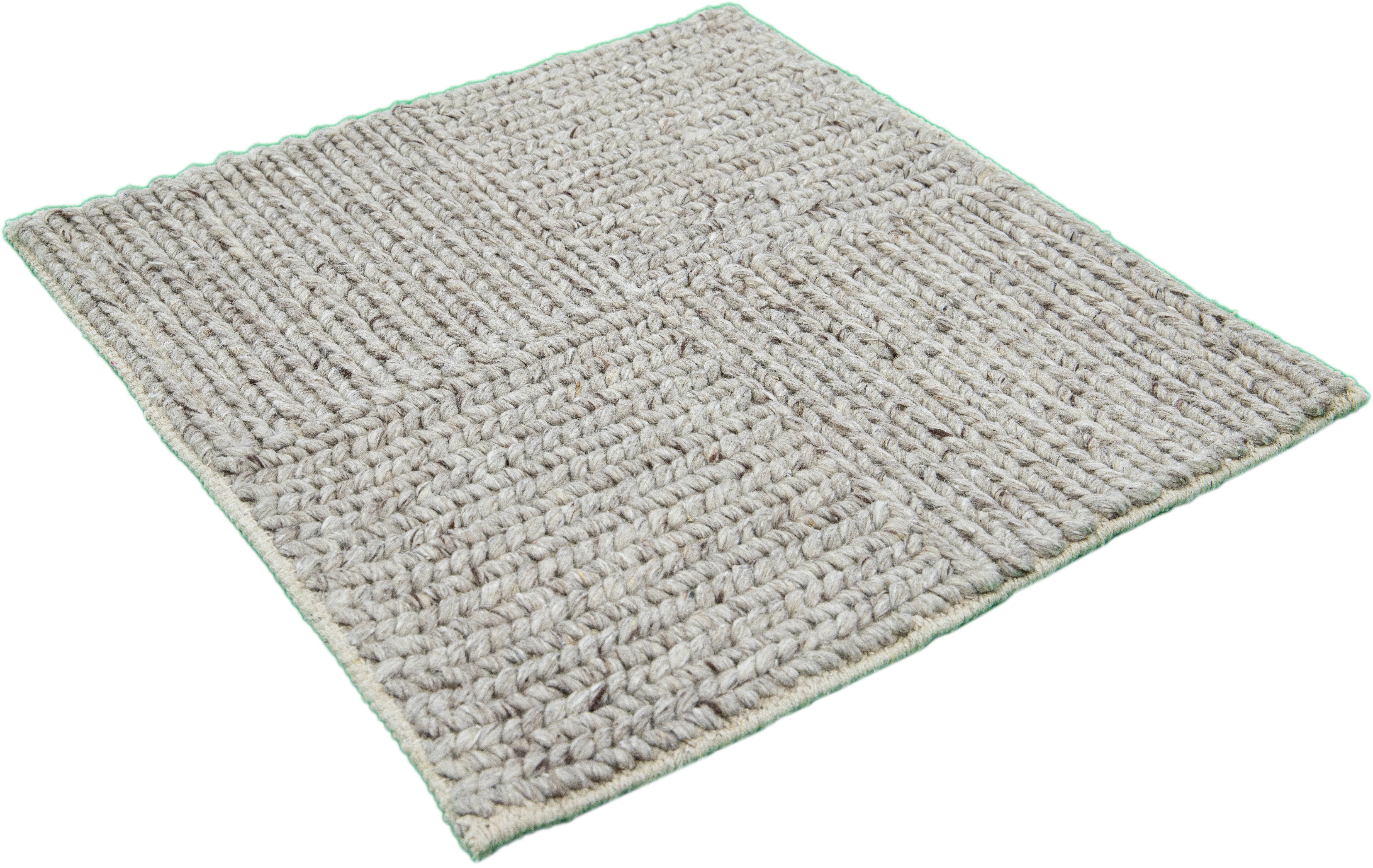 Modern Texture Handmade Gray Custom Wool Rug (Indisch) im Angebot