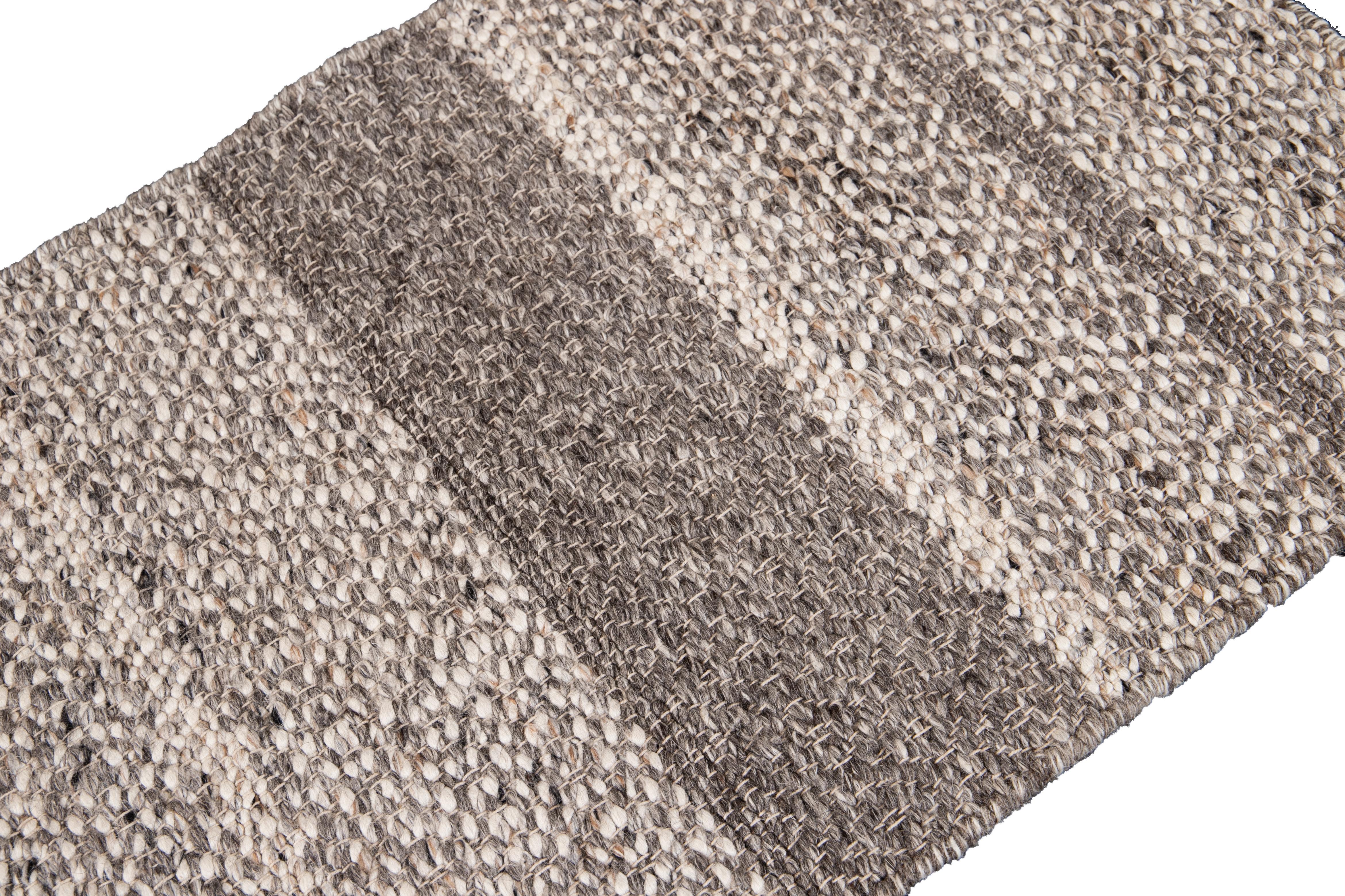Apadana's Modern Texture Wollteppich nach Maß. Kundenspezifische Größen und Farben auf Bestellung. 

MATERIAL: Wolle 
Techniken: Handgeknüpft
Stil: Moderne Textur
Vorlaufzeit: Ca. 15-16 Wochen verfügbar 
Farben: Wie abgebildet, andere individuelle