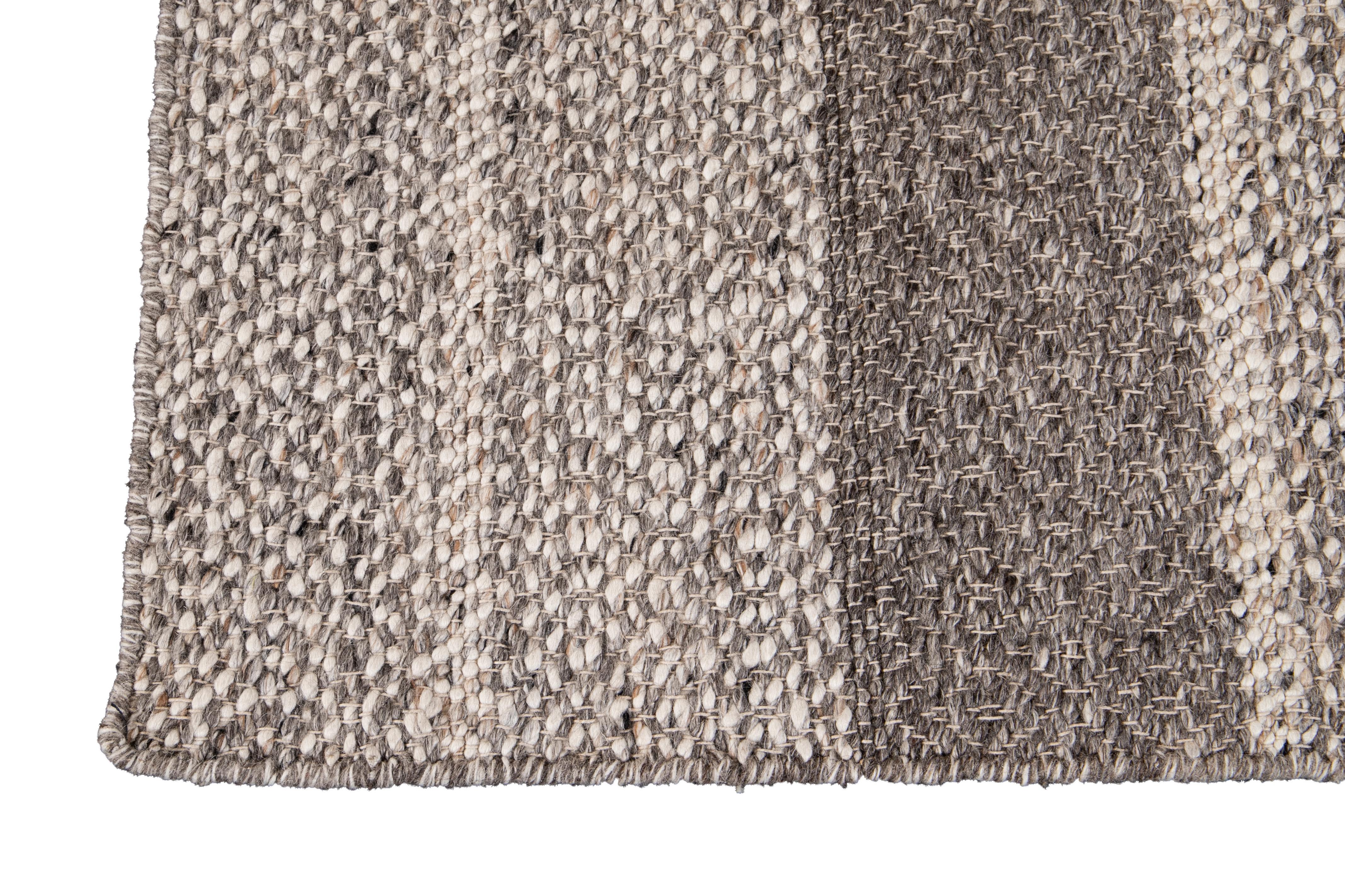 Modern Texture Handmade Gray & Ivory Custom Wool Rug (Indisch) im Angebot