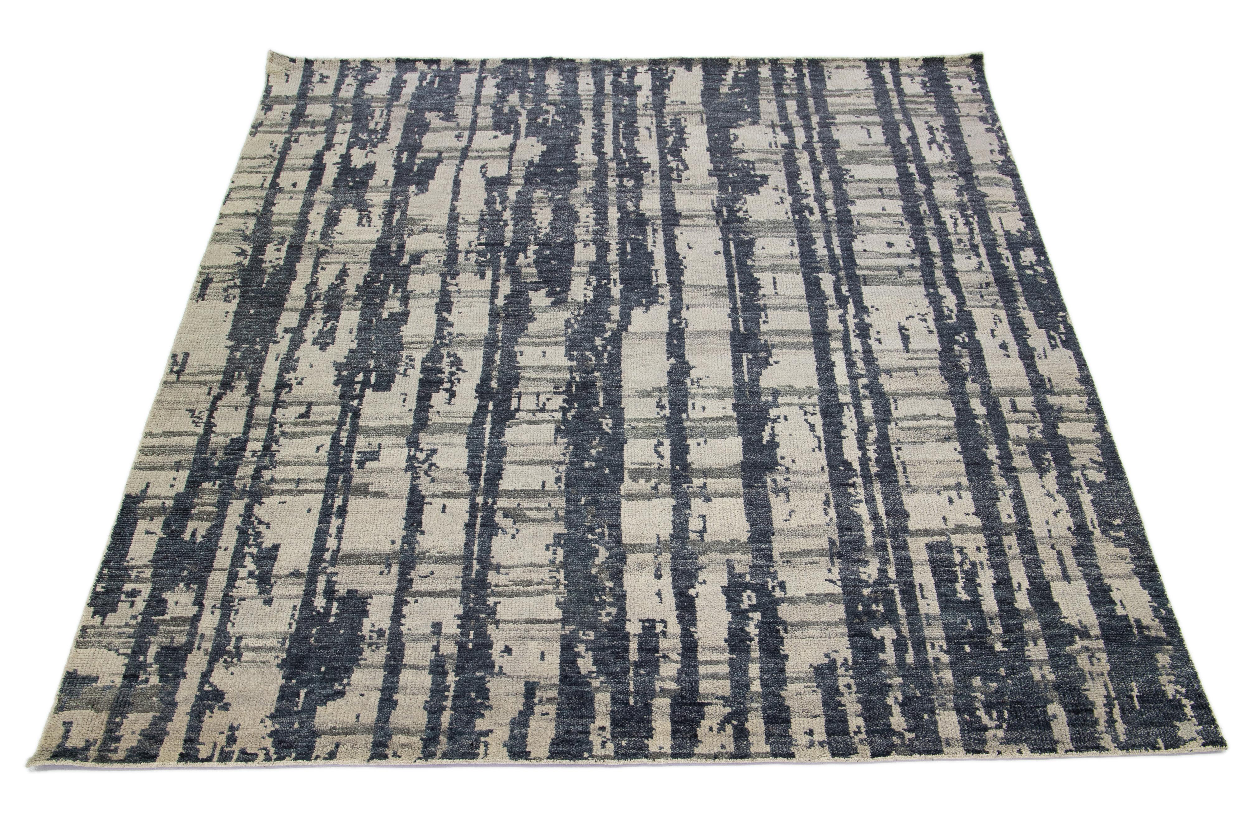 Beautiful Contemporary Thom Filicia Home Collection rugs. This Indian hand-tufted rug is made of wool and has a beige color field with gray accents all over the design.
Thom Filicia's eye for exquisite detailing and beautiful texture shines through