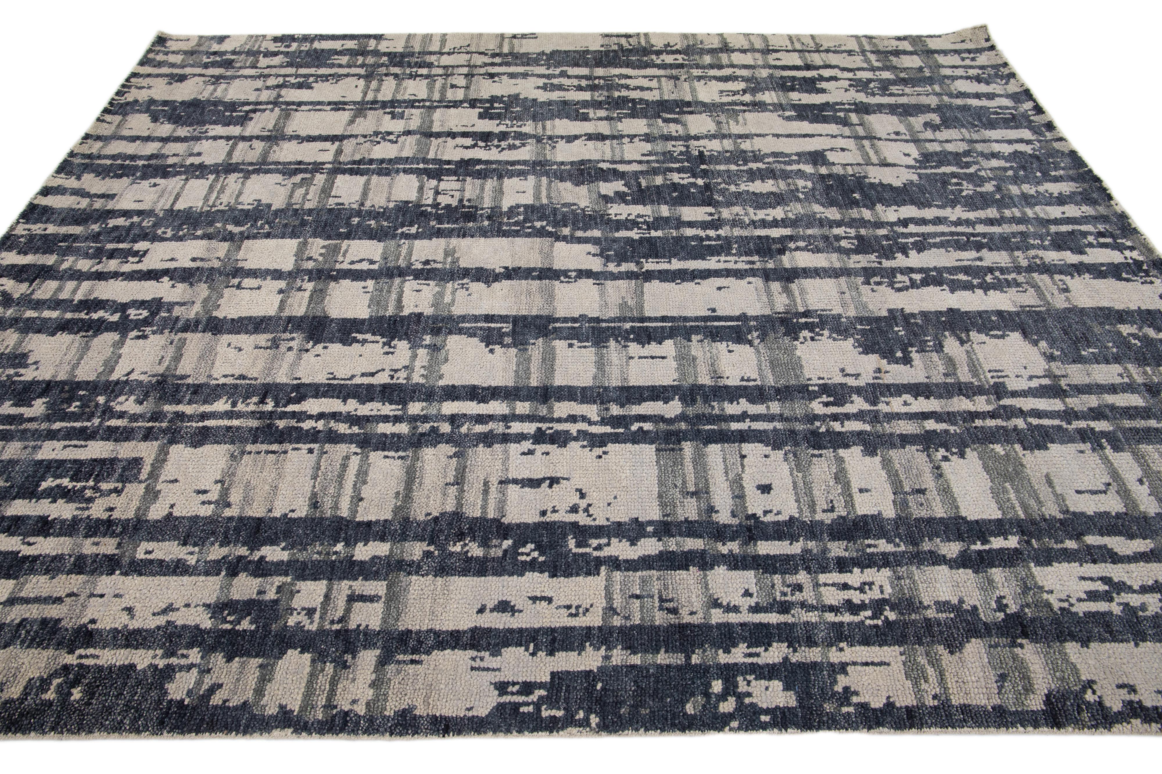 Hand-Knotted Modern Texture Handmade Grey Wool Rug with Abstract Design For Sale