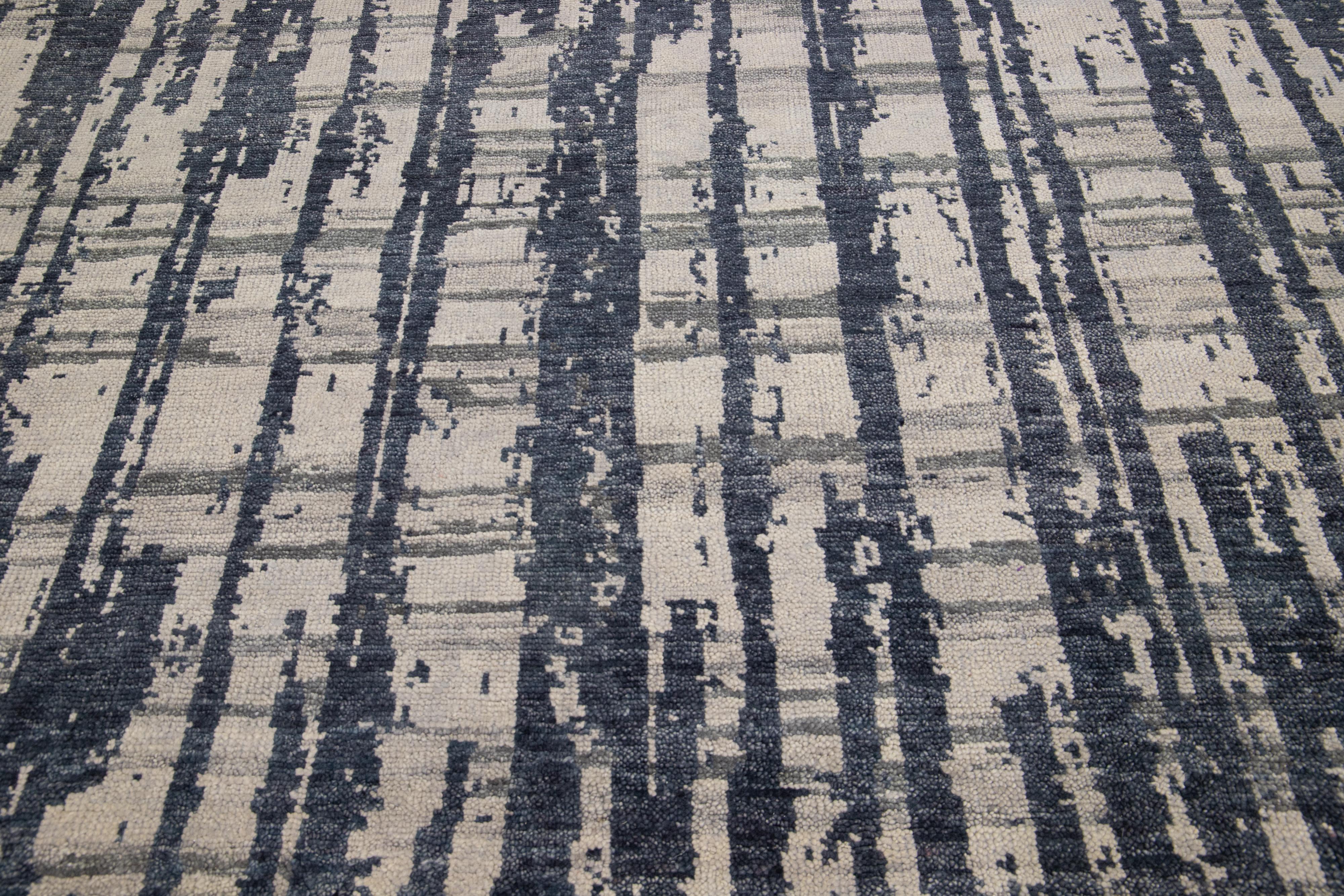 Moderner handgefertigter grauer Wollteppich mit abstraktem Design und Textur im Zustand „Neu“ im Angebot in Norwalk, CT