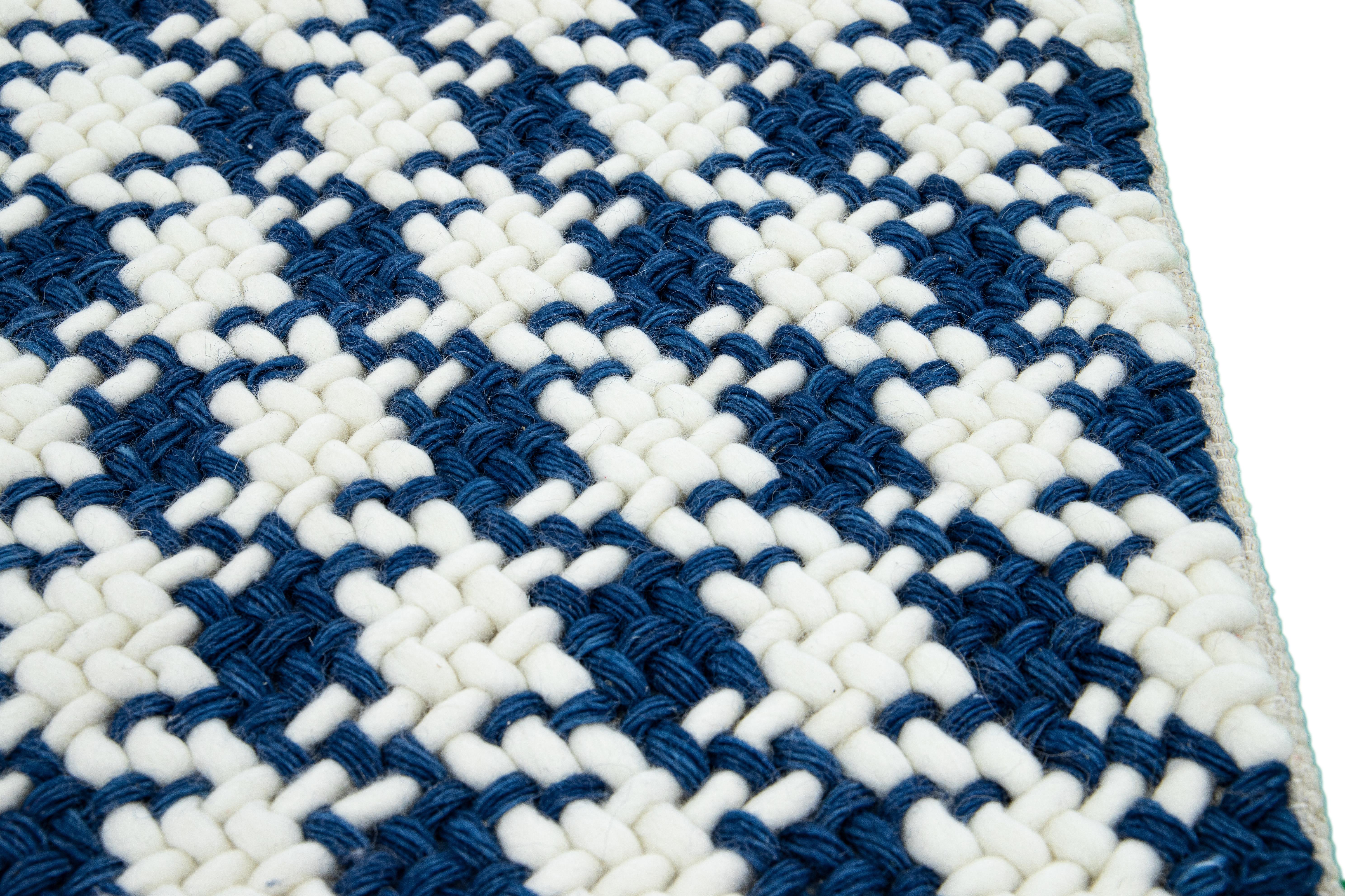 Modern Texture Handmade White/Blue Custom Wool Rug (Moderne) im Angebot
