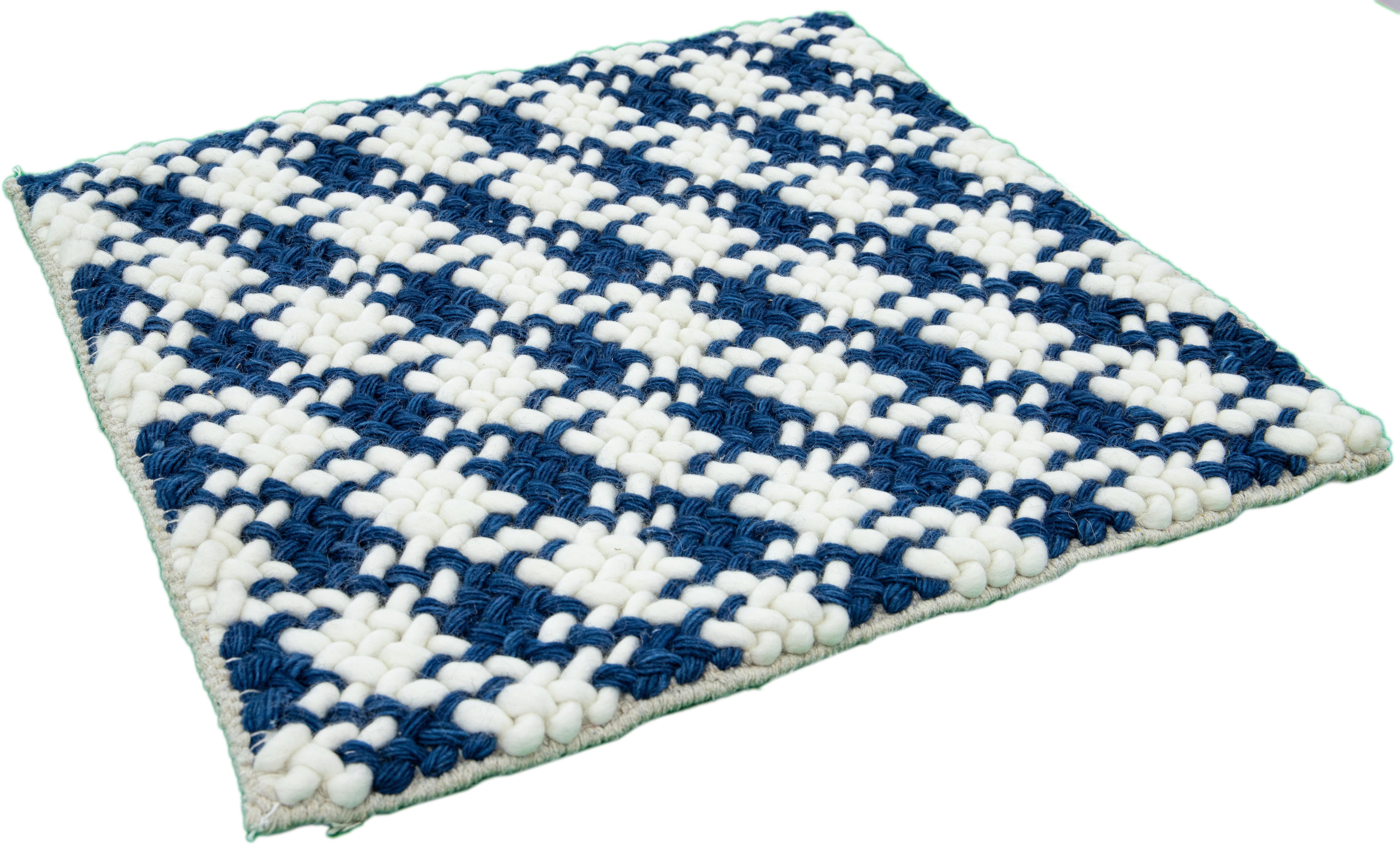 Modern Texture Handmade White/Blue Custom Wool Rug (Indisch) im Angebot
