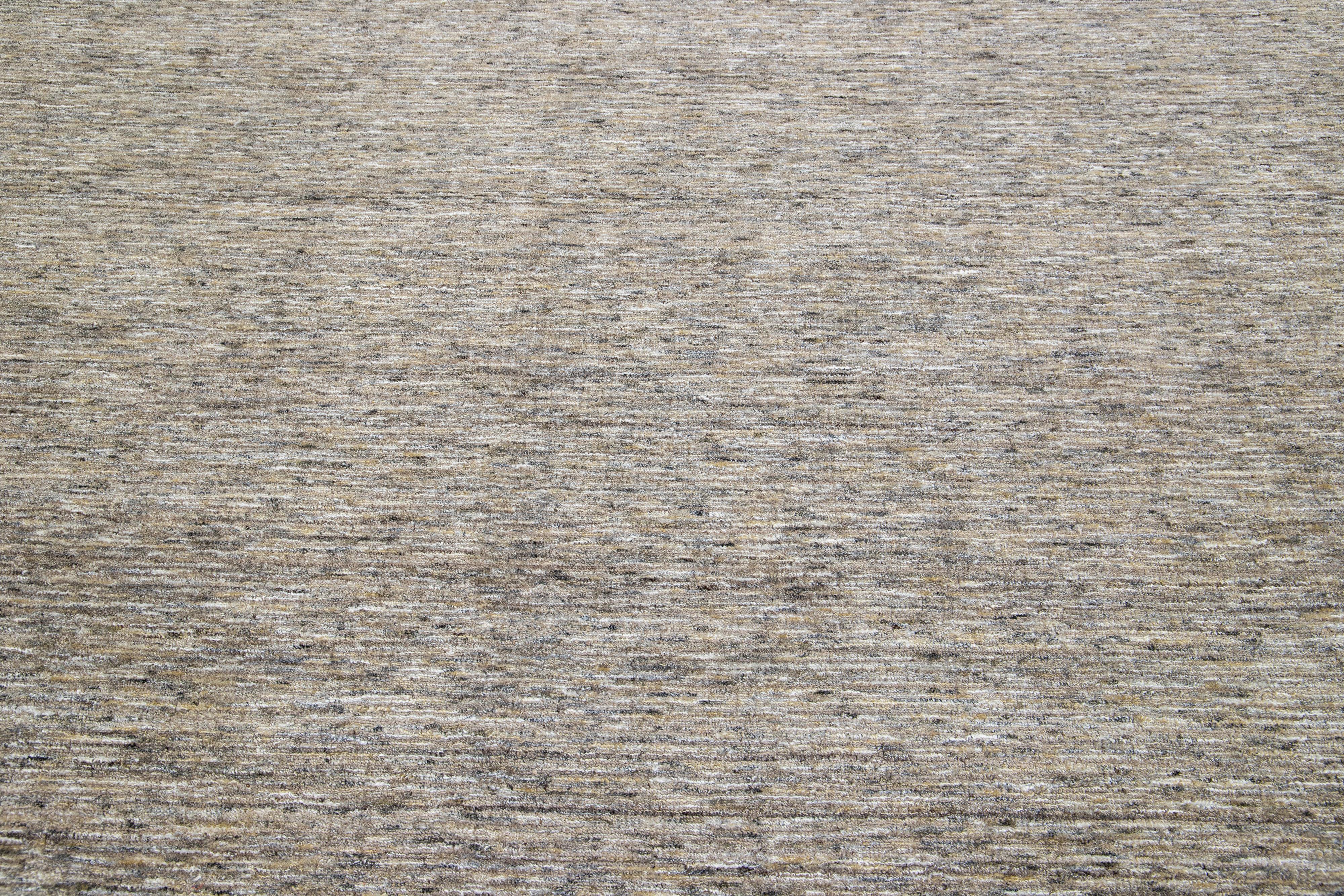 Tapis de laine moderne fait à la main, couleur beige  Neuf - En vente à Norwalk, CT