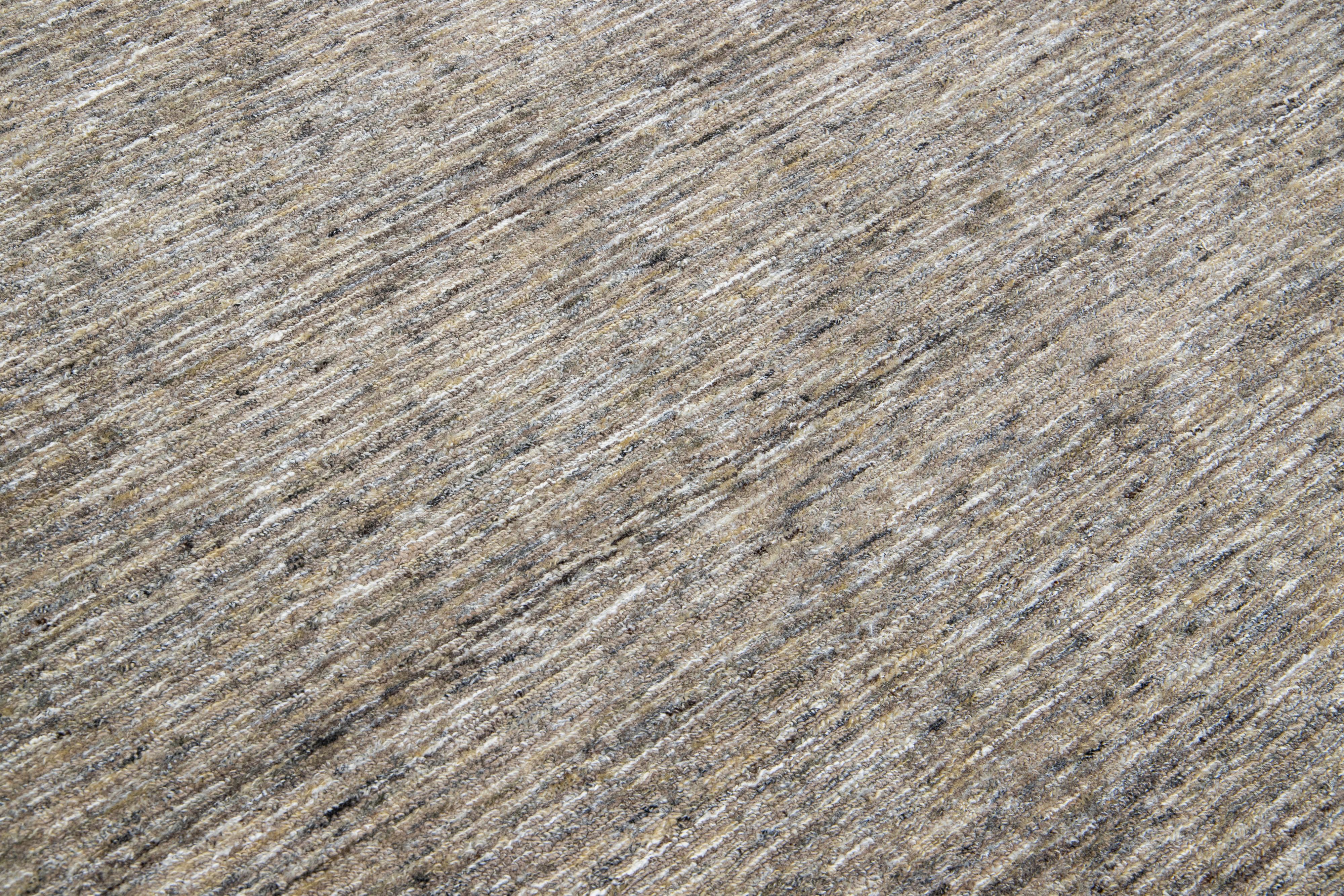Handgefertigter Wollteppich in Beige mit moderner Textur (21. Jahrhundert und zeitgenössisch) im Angebot