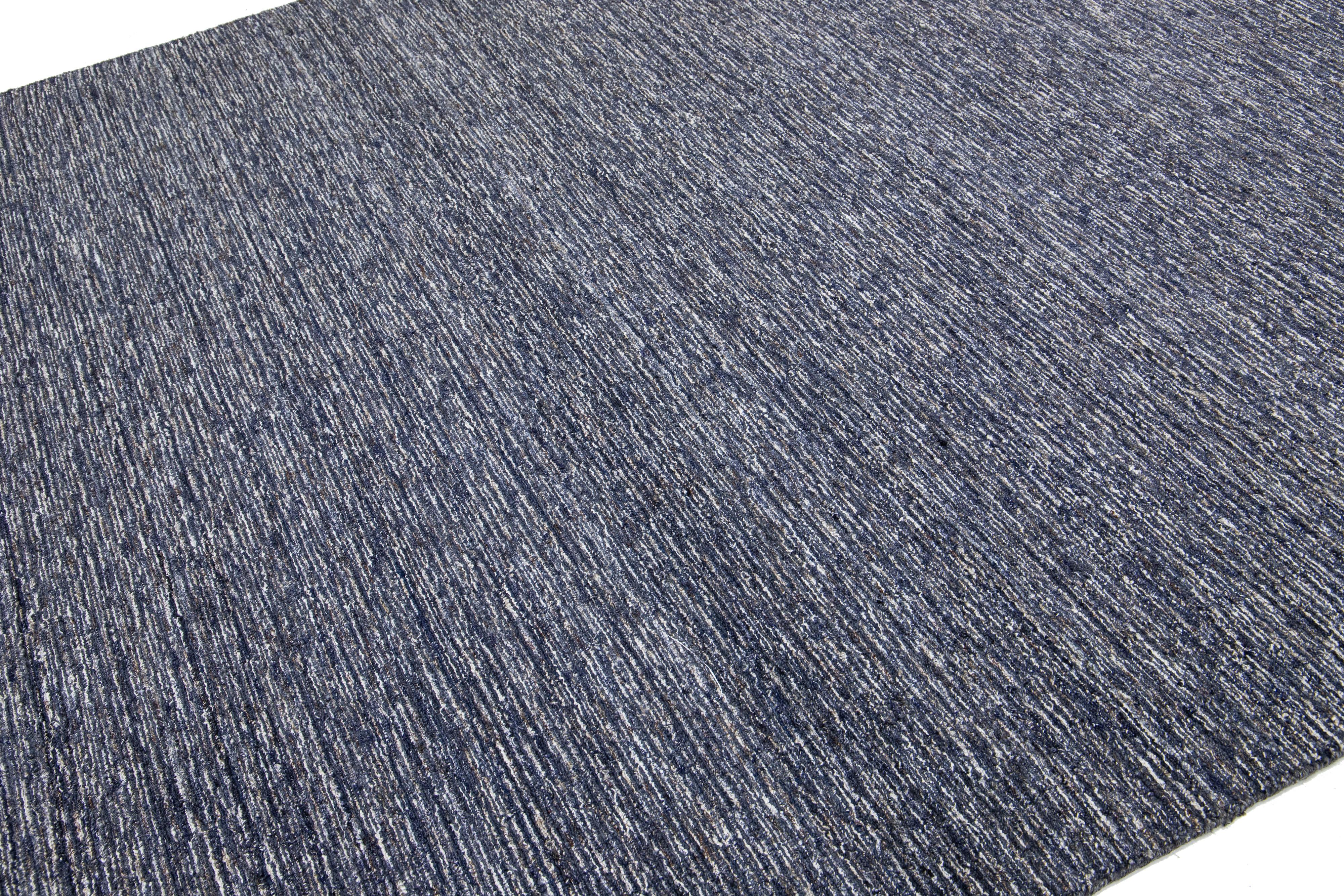 Modern Texture Handmade Wool Rug In Navy Blue Color  (Moderne) im Angebot