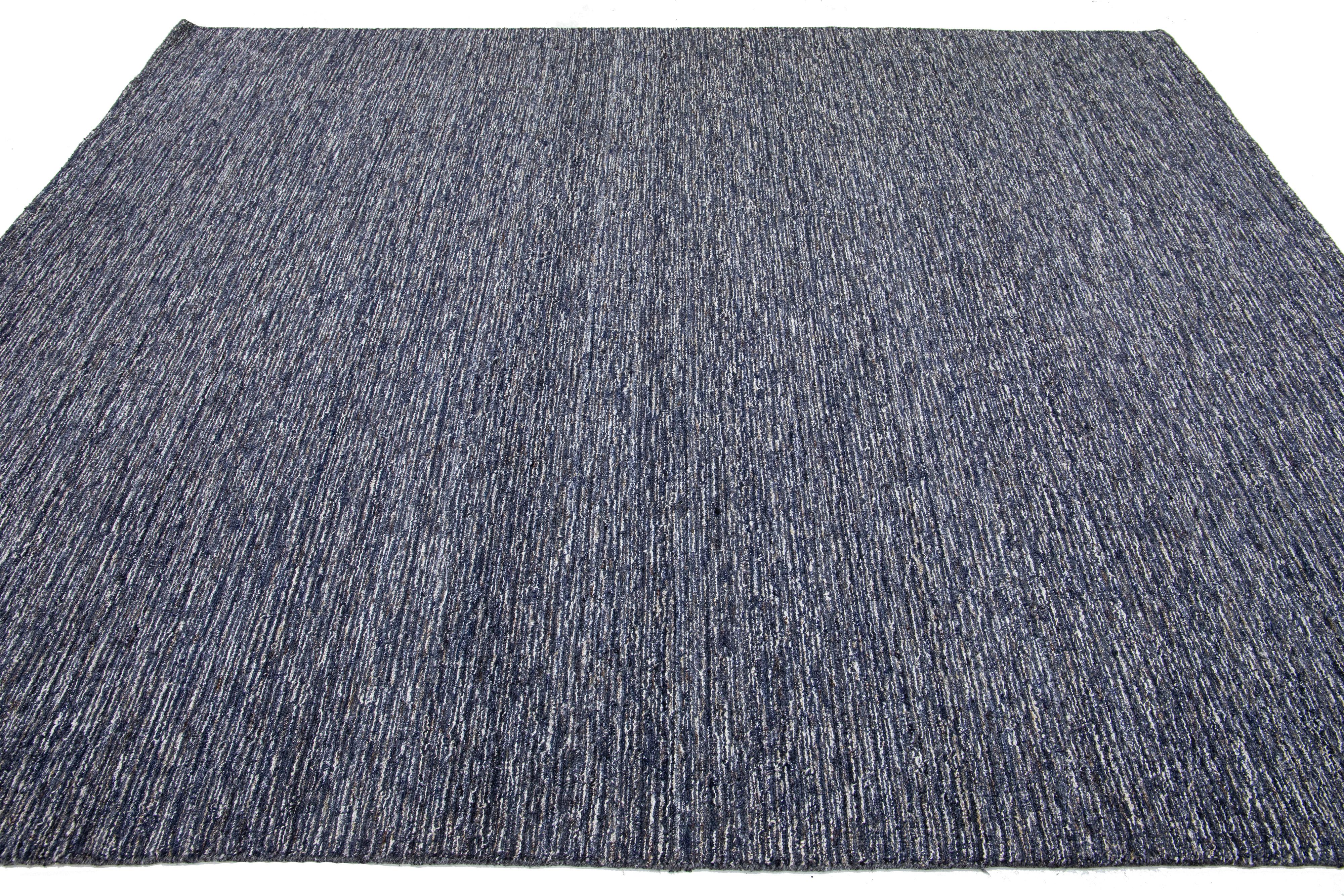 Modern Texture Handmade Wool Rug In Navy Blue Color  (Indisch) im Angebot