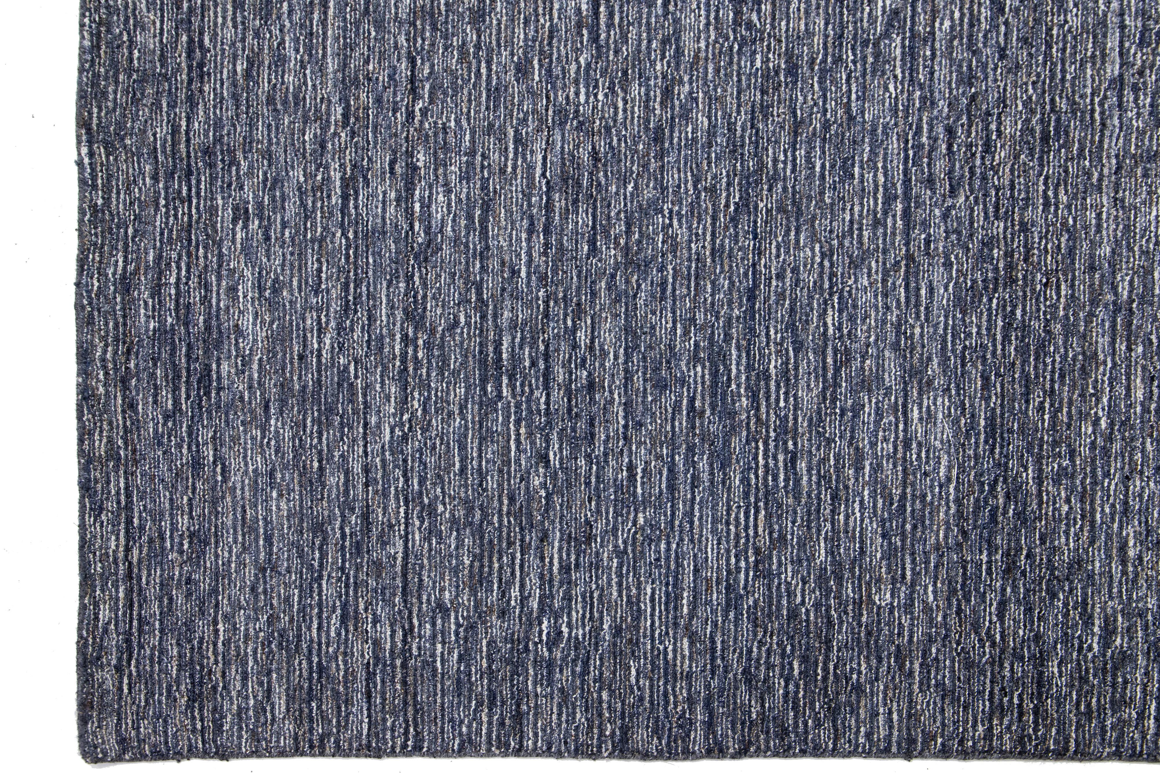 Modern Texture Handmade Wool Rug In Navy Blue Color  (Handgeknüpft) im Angebot