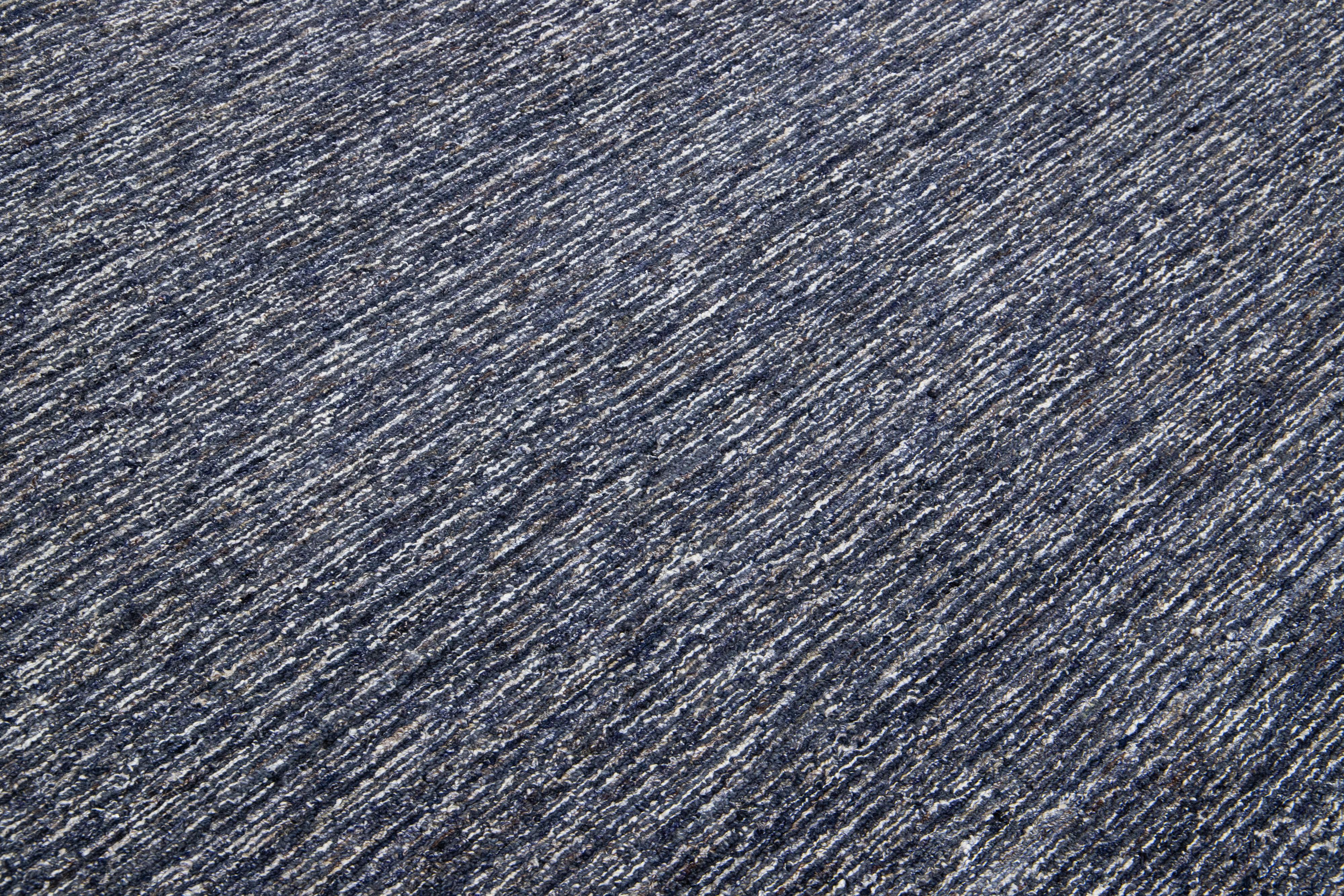 Modern Texture Handmade Wool Rug In Navy Blue Color  (21. Jahrhundert und zeitgenössisch) im Angebot