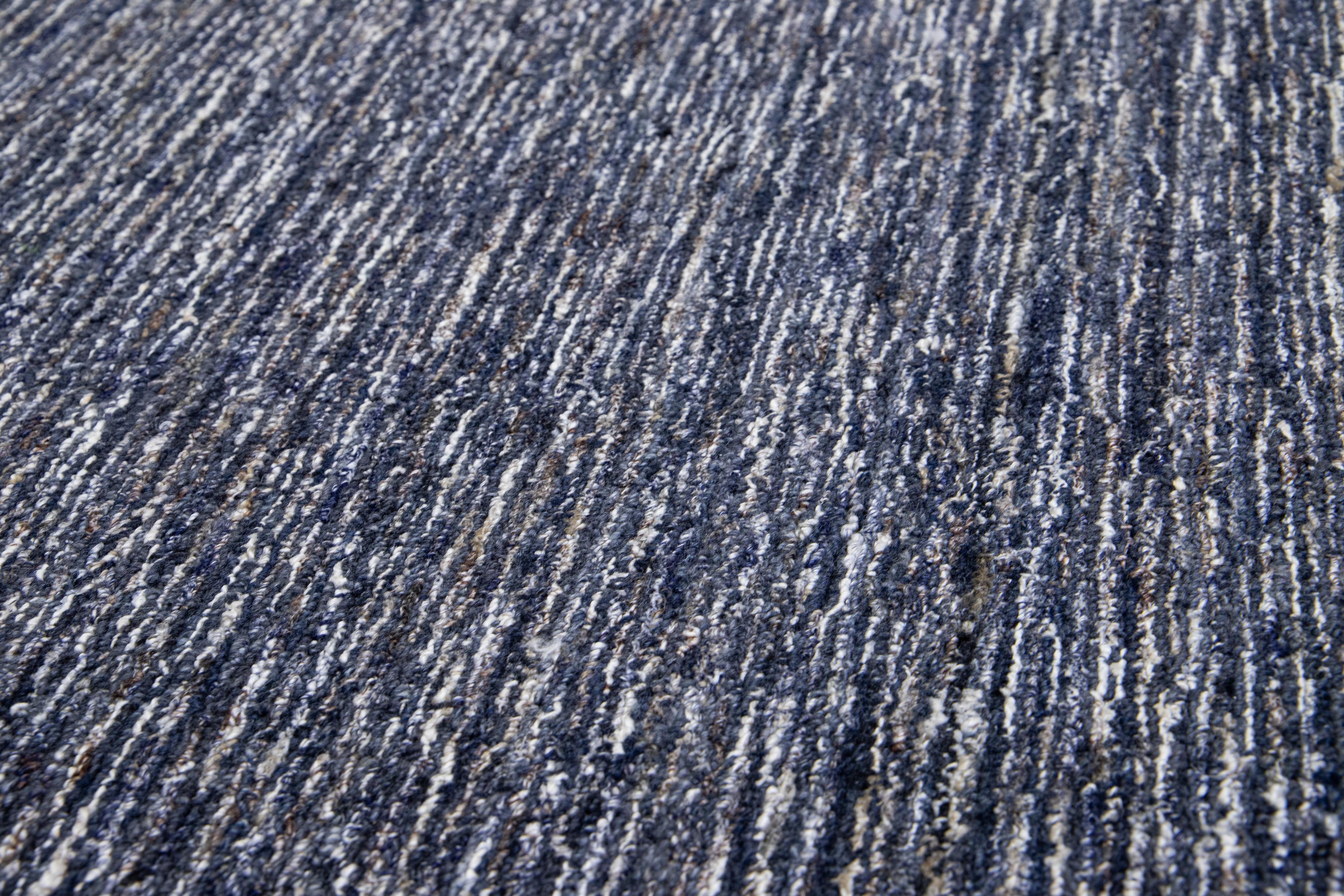 Modern Texture Handmade Wool Rug In Navy Blue Color  (Wolle) im Angebot
