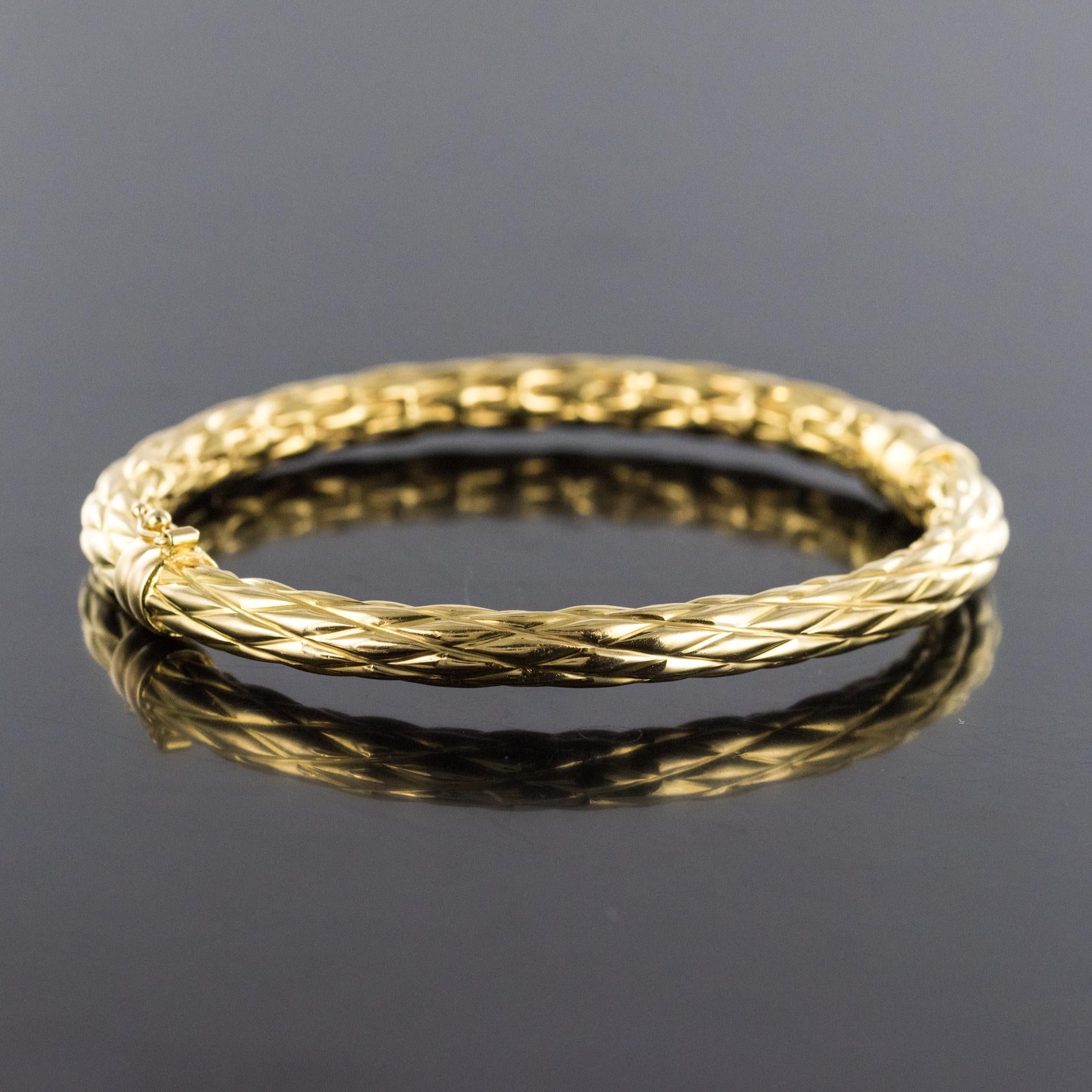 Modern Textured 18 Karat Yellow Gold Oval Bangle Bracelet In Excellent Condition In Poitiers, FR