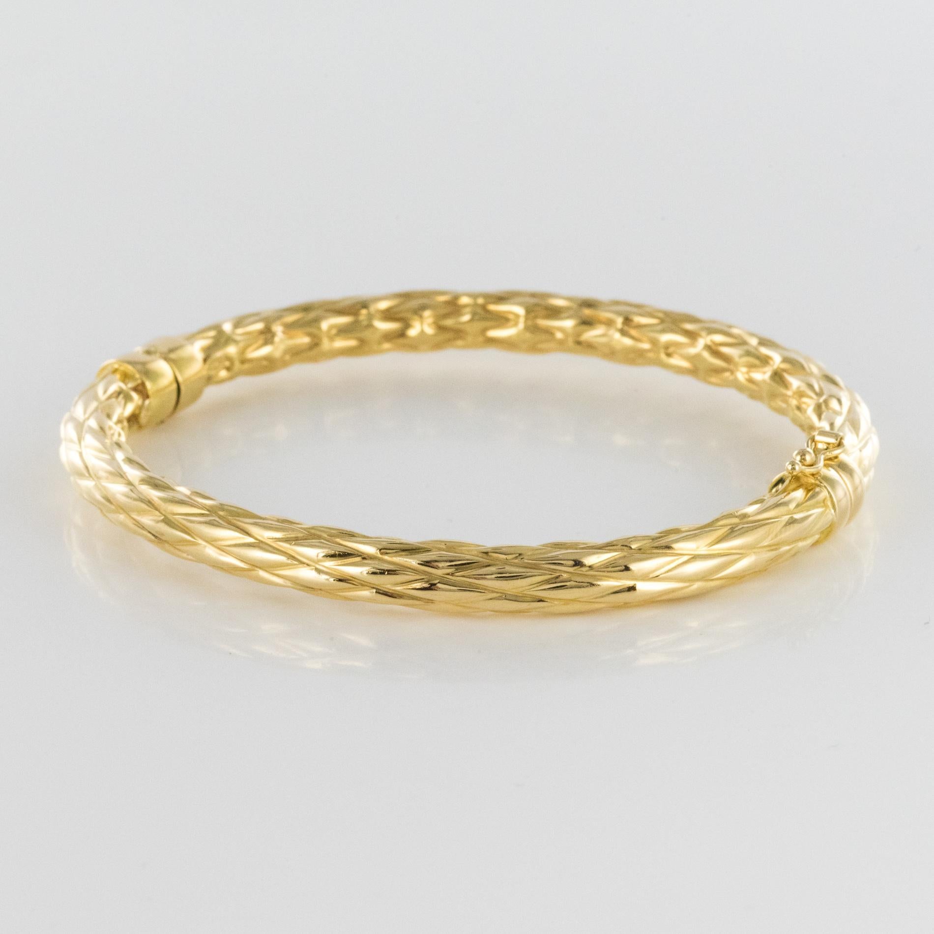 Modern Textured 18 Karat Yellow Gold Oval Bangle Bracelet 3