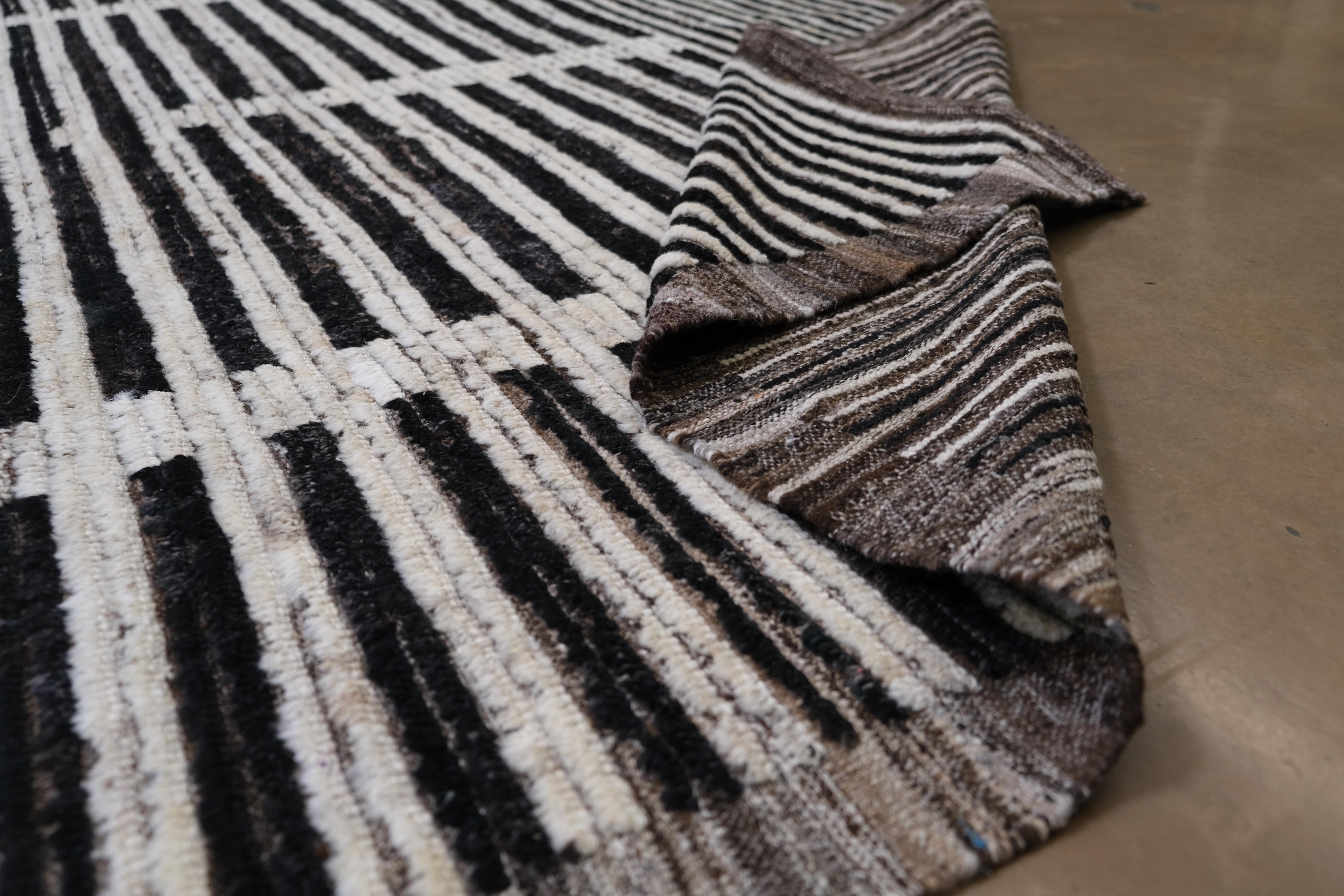 Alfombra marroquí moderna de lana texturizada negro marfil 14'4''x16'1'' Escandinavo moderno en venta