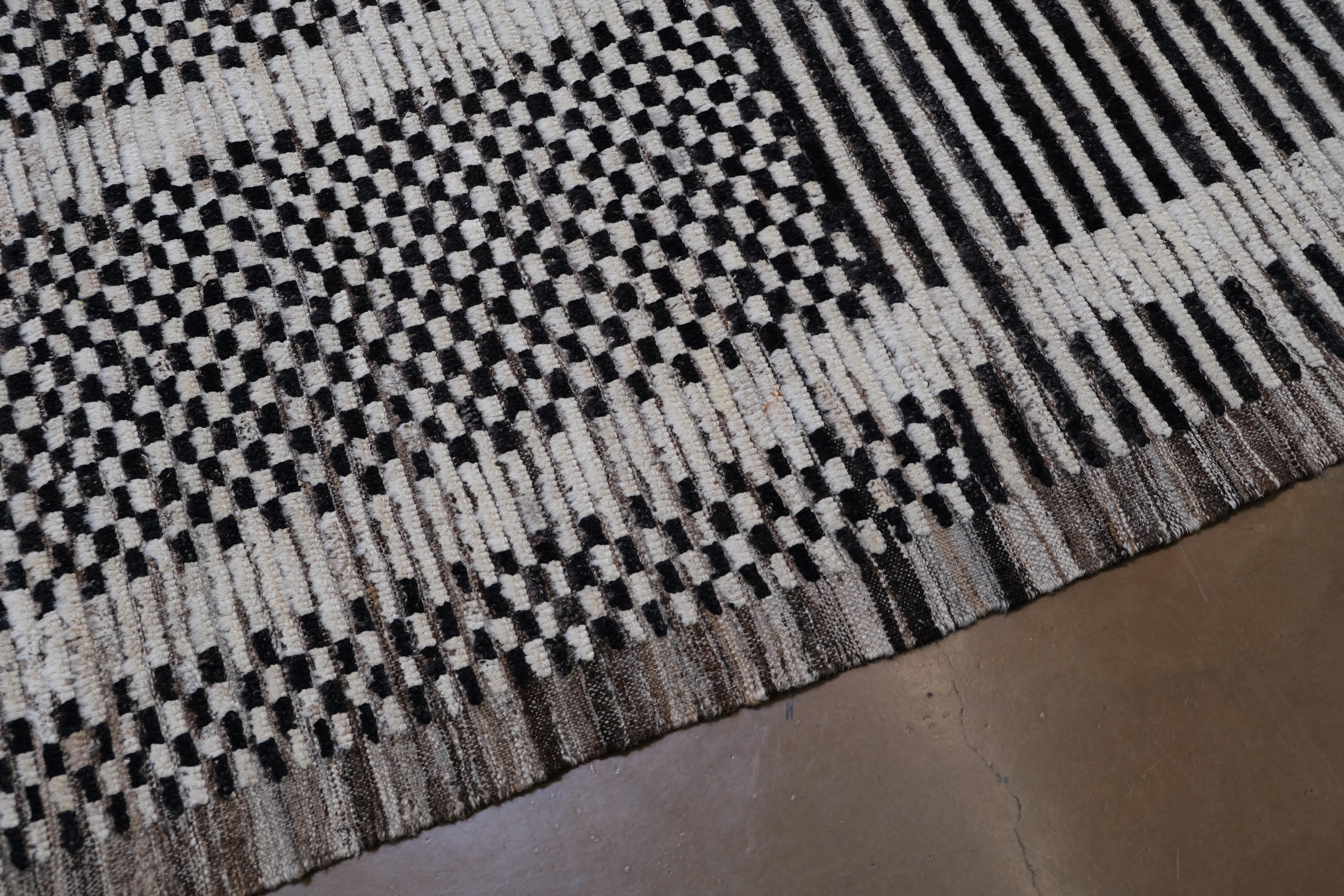 Alfombra marroquí moderna de lana texturizada negro marfil 14'4''x16'1'' Afgano en venta