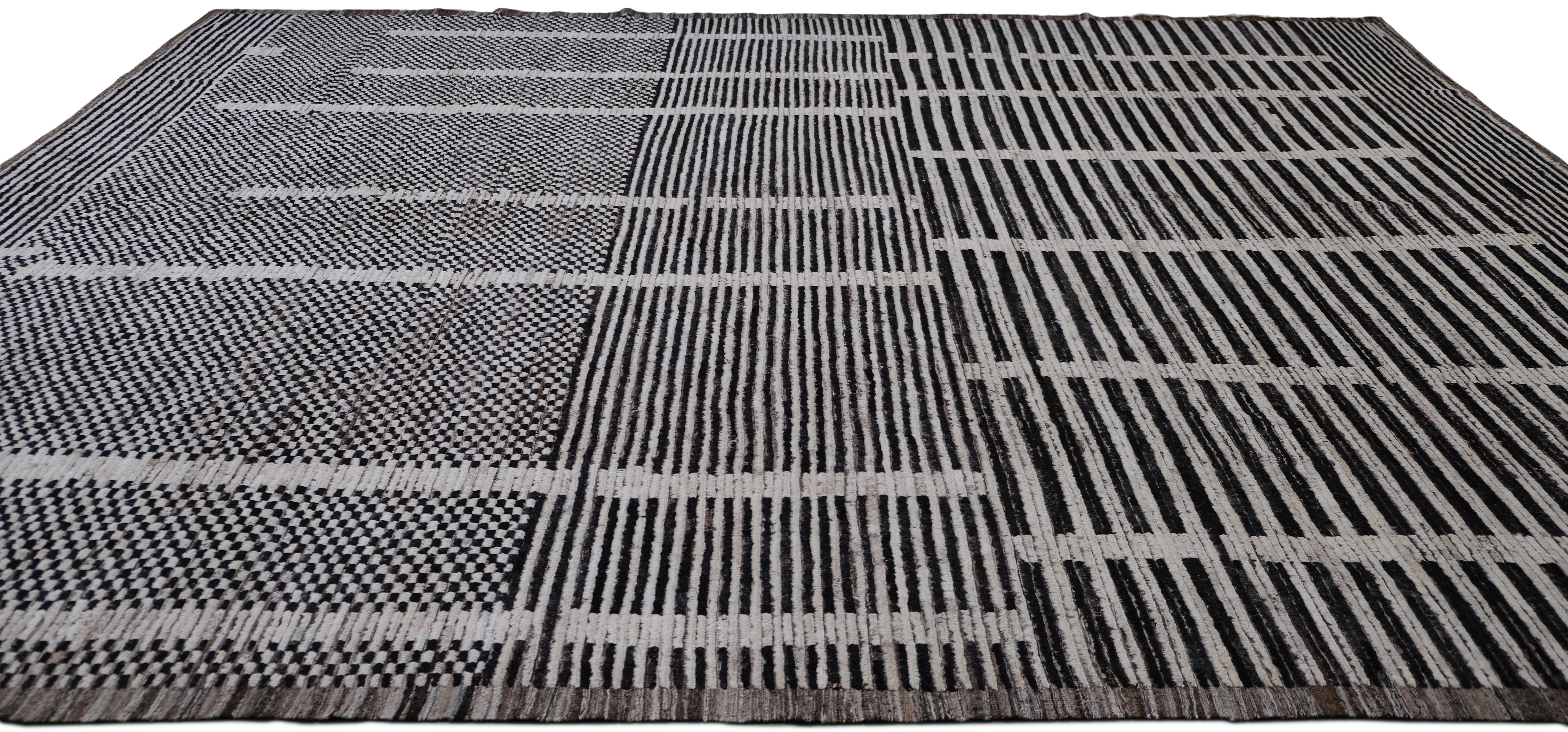 Alfombra marroquí moderna de lana texturizada negro marfil 14'4''x16'1'' en Nuevo estado para la venta en Torrance, CA