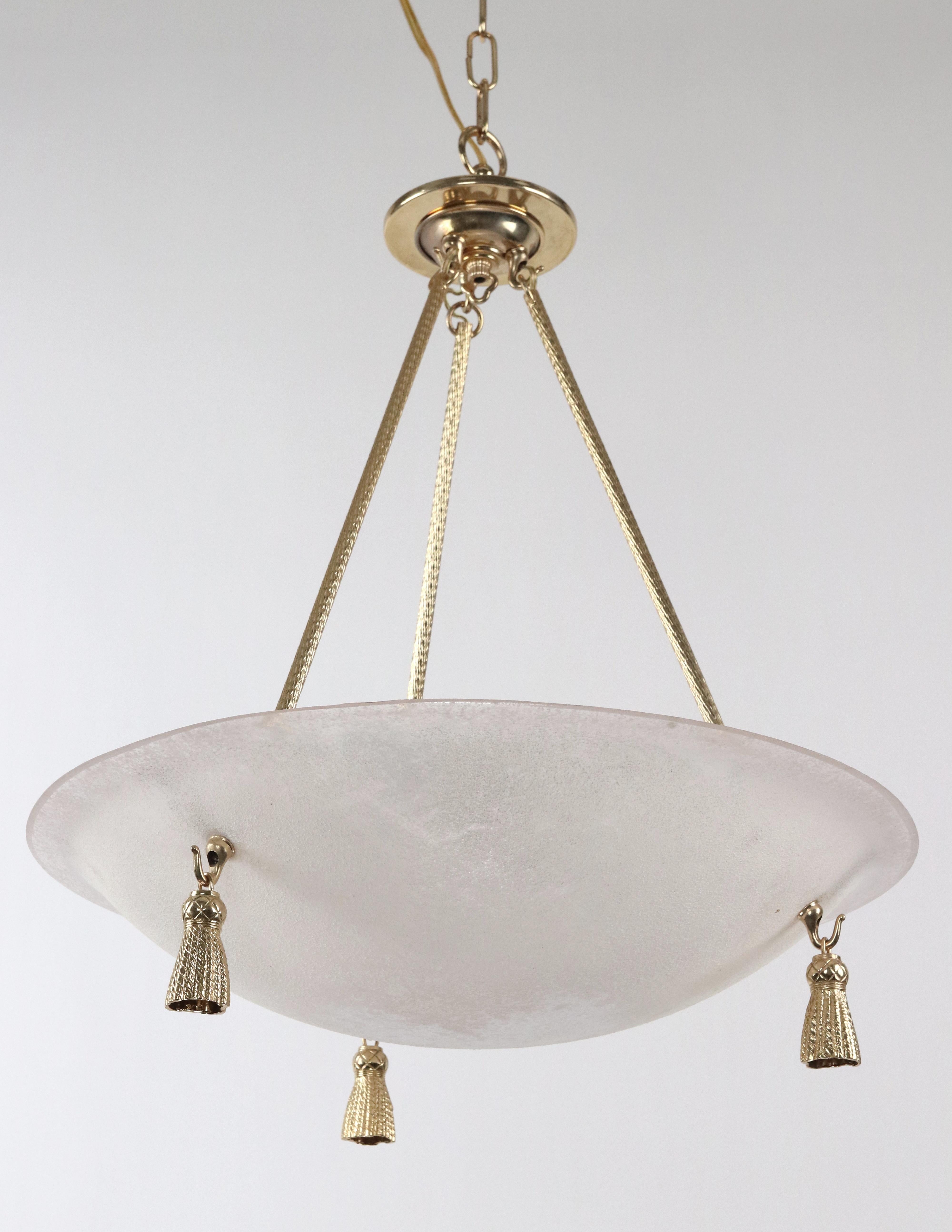 Moderne Pendelleuchte aus weißem, strukturiertem Glas mit polierten Messingquasten und geriffelten Armen. Für diese Leuchte werden drei E-26-Glühbirnen benötigt. Diese Leuchte ist restauriert und versandfertig. Einer verfügbar. Gereinigt und