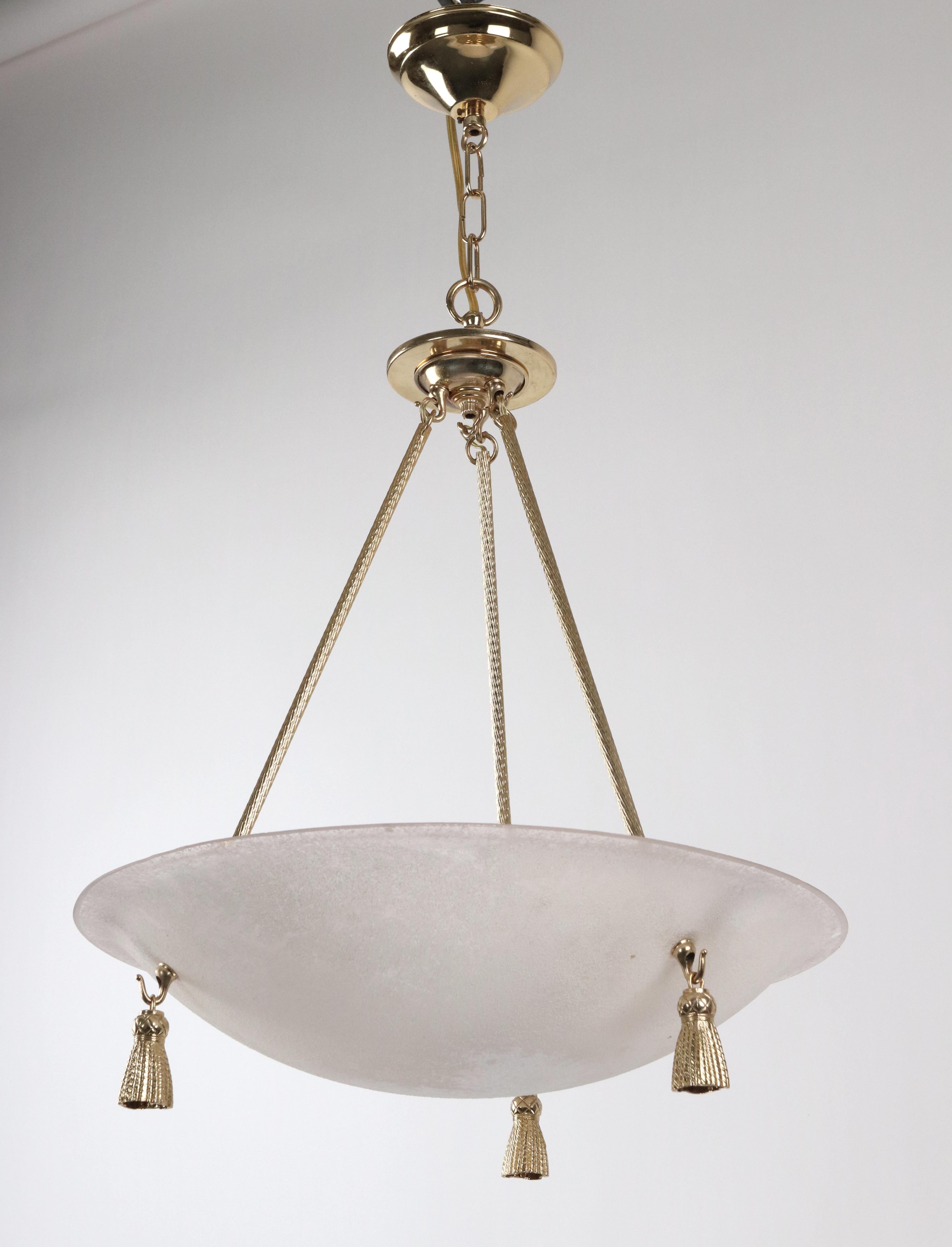 Moderne Pendelleuchte aus strukturiertem Glas und poliertem Messing im Zustand „Gut“ im Angebot in New York, NY