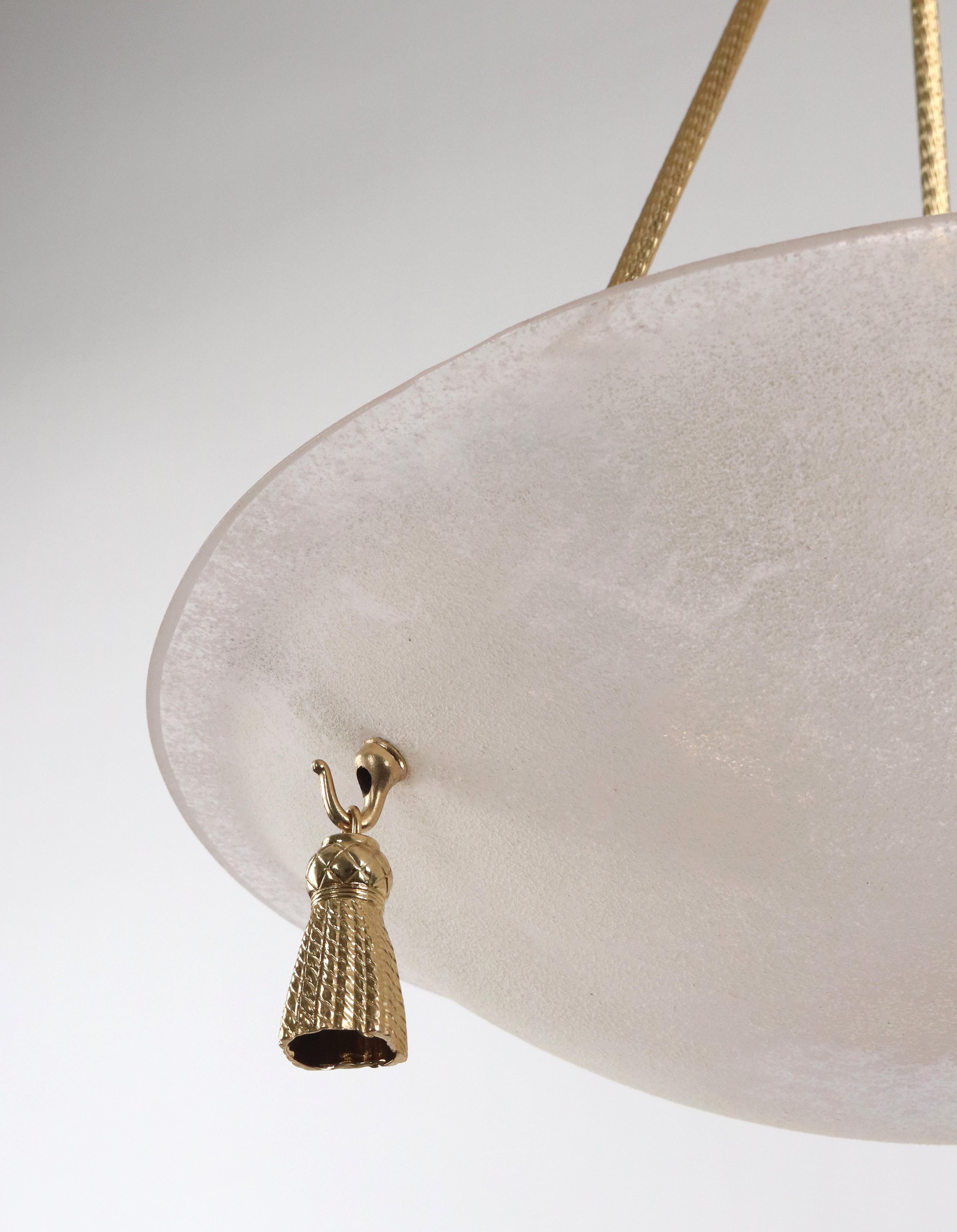 Moderne Pendelleuchte aus strukturiertem Glas und poliertem Messing im Angebot 1