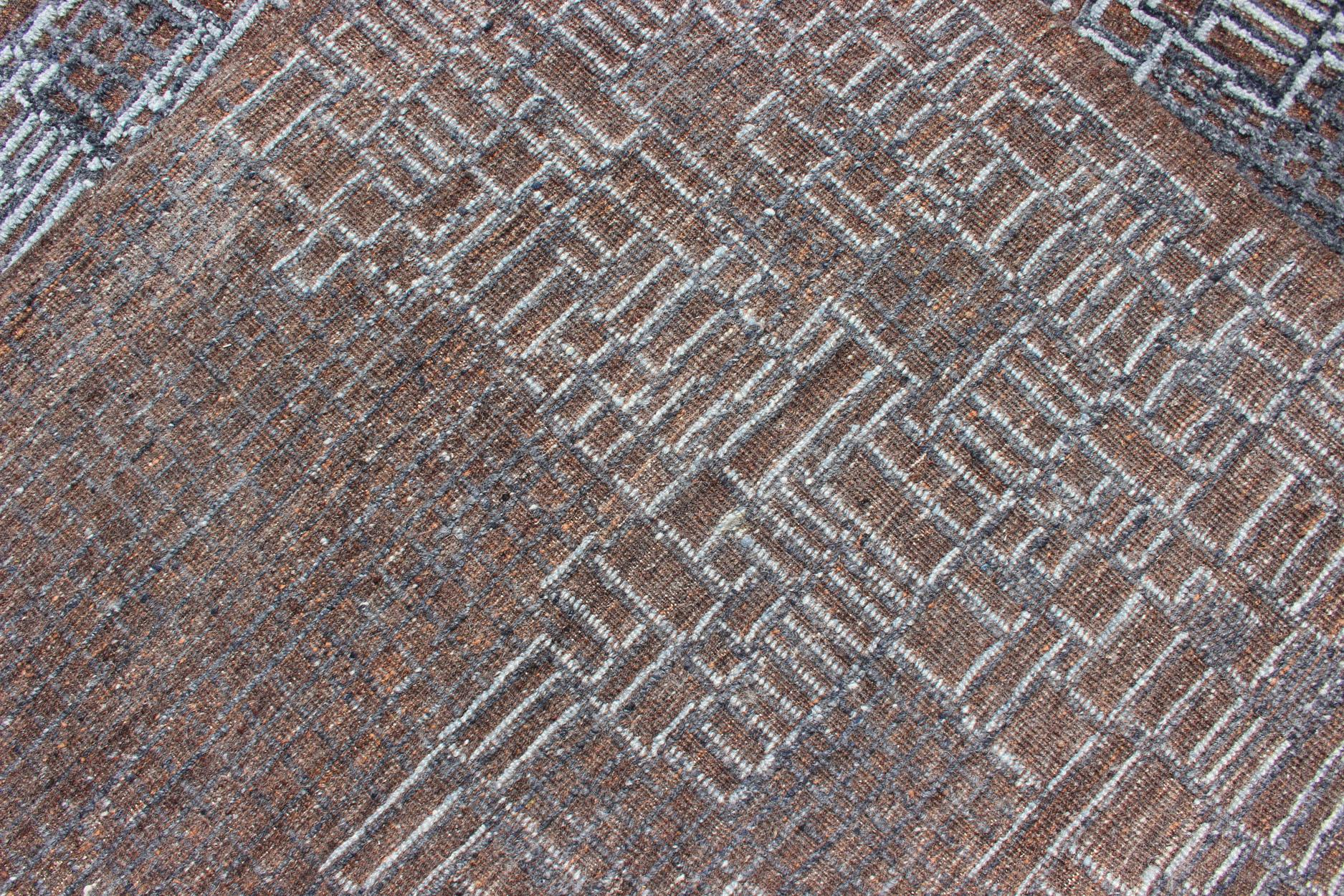 Tappeto moderno con motivo geometrico astratto in marrone e blu 8'1 x 9'11 in vendita 3