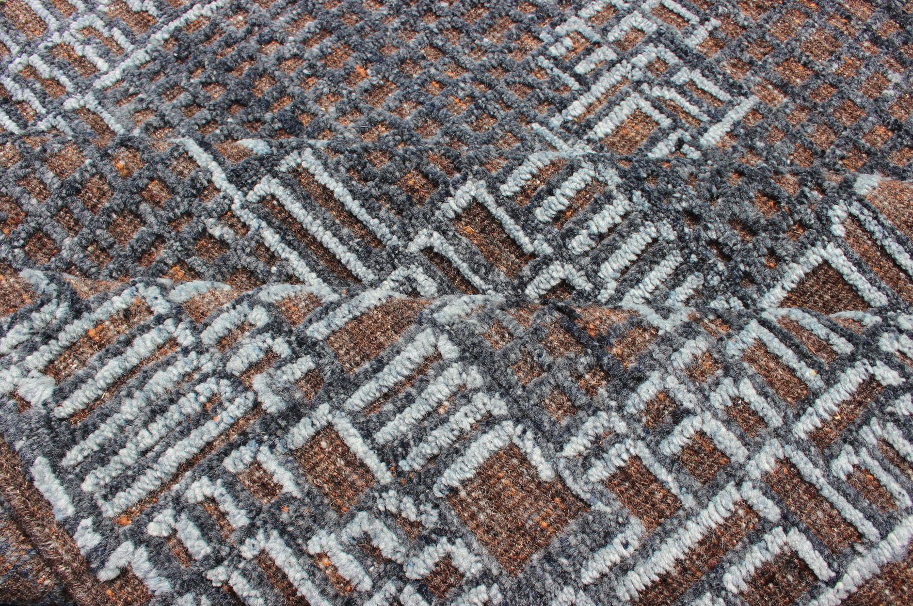 Tappeto moderno con motivo geometrico astratto in marrone e blu 8'1 x 9'11 in vendita 4