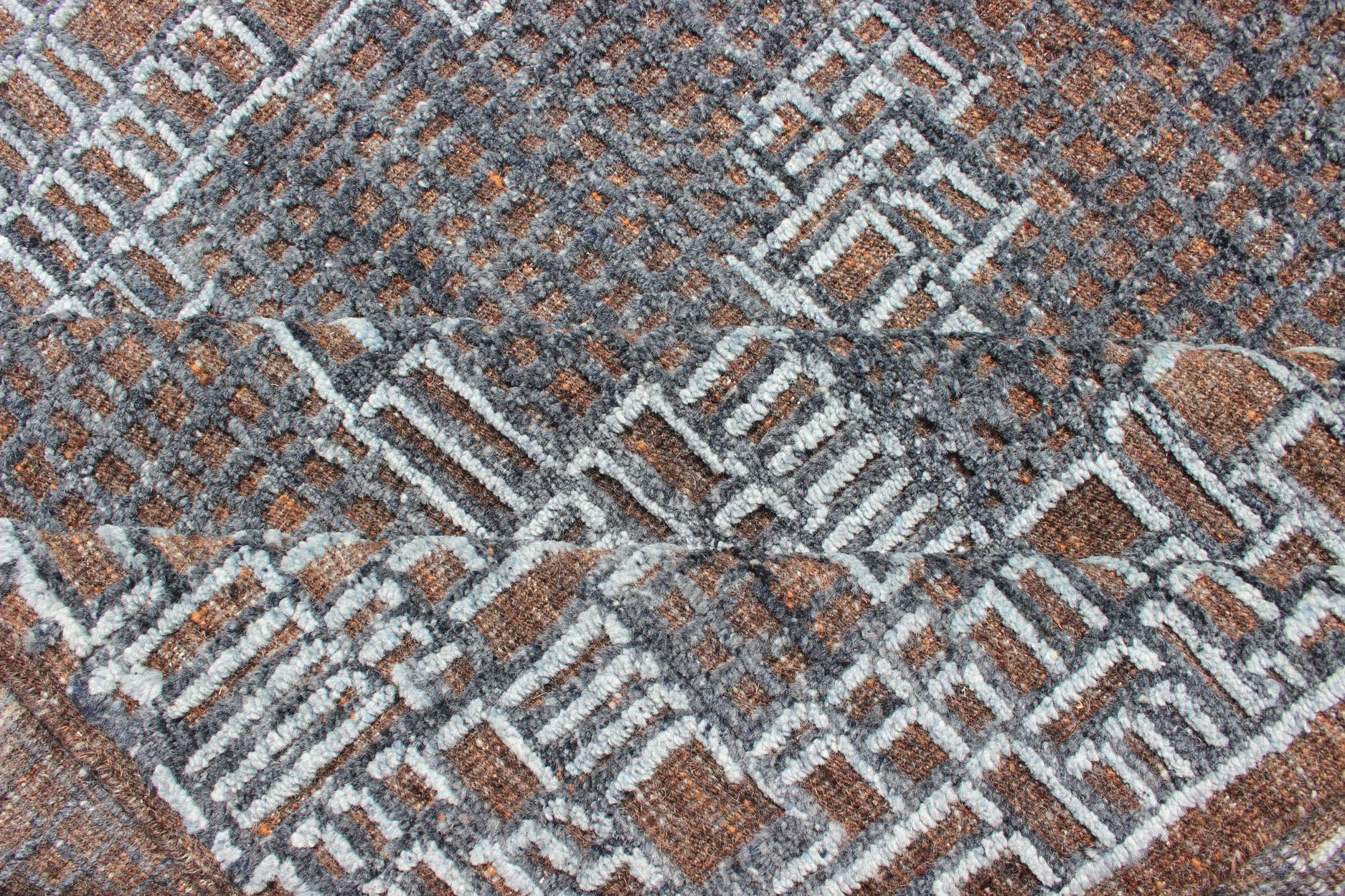 Tappeto moderno con motivo geometrico astratto in marrone e blu 8'1 x 9'11 in vendita 5