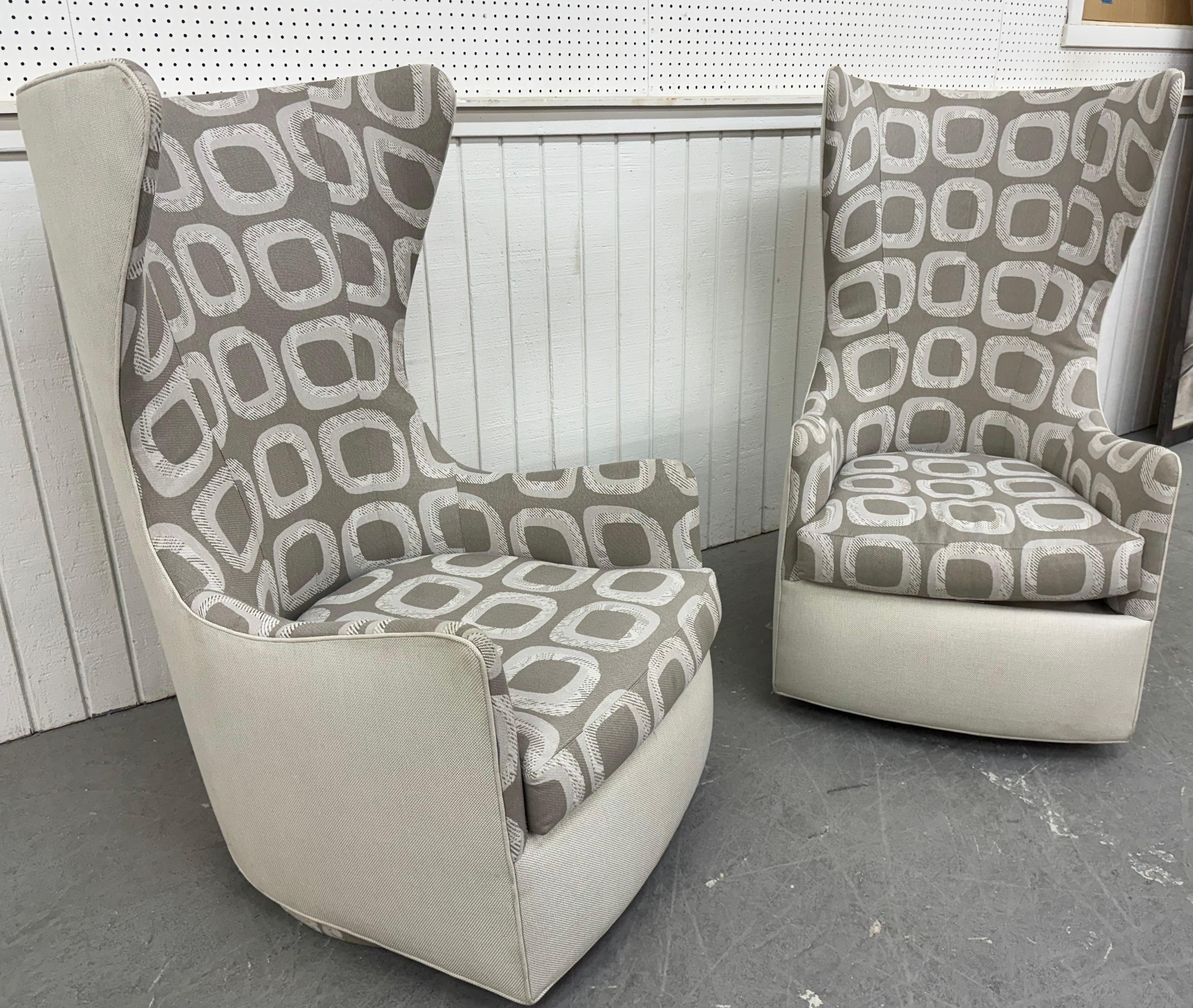 Diese Auflistung ist für ein Paar von Modern Thayer Coggin Highback Swivel Wing Chairs. Mit modernem Ohrensessel-Design, hoher Rückenlehne, Drehfuß, abnehmbarem Kissen und Originalstoff. Dies ist eine außergewöhnliche Kombination aus Qualität und