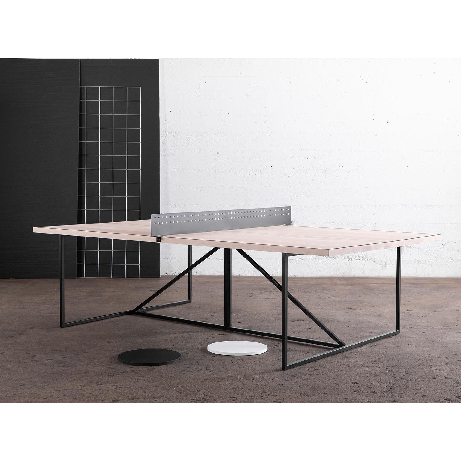 Moderner Ping Pong-Tisch „The Break“ aus Eschenholz mit spielender Oberfläche und Stahlfuß (Gemalt) im Angebot
