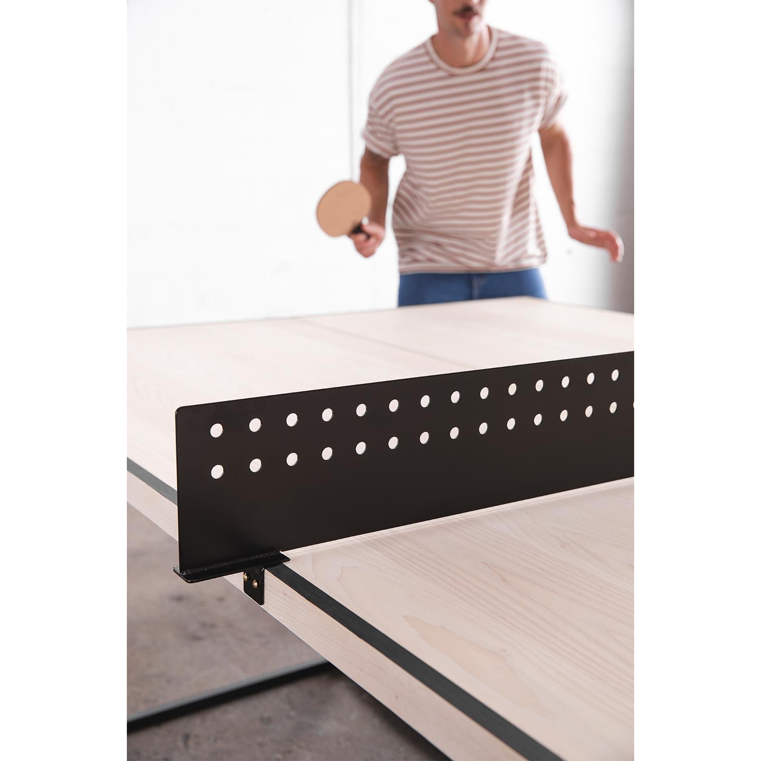 Moderner Ping Pong-Tisch „The Break“ aus Eschenholz mit spielender Oberfläche und Stahlfuß (Metall) im Angebot