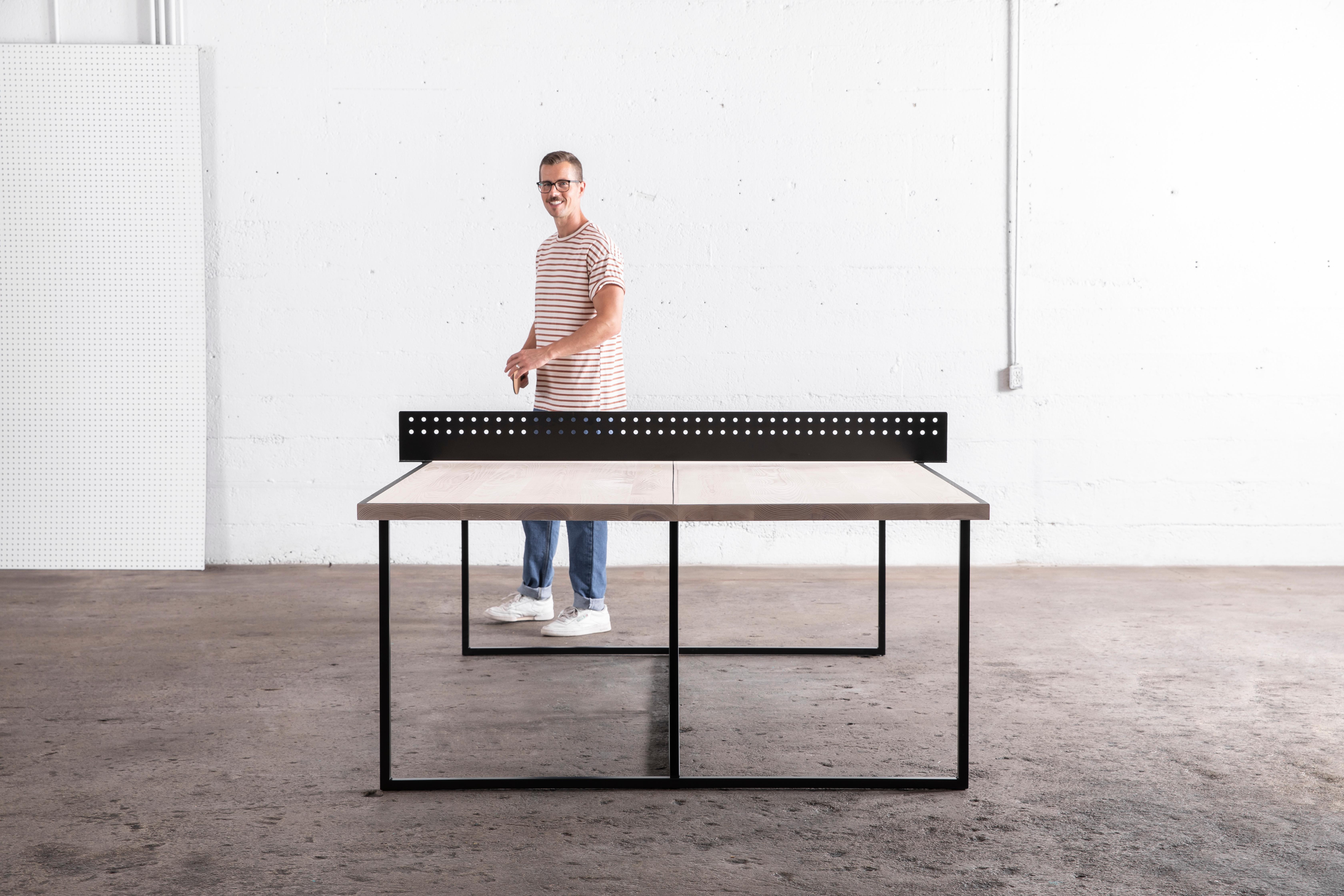 Moderner Ping Pong-Tisch „The Break“ aus Eschenholz mit spielender Oberfläche und Stahlfuß im Angebot 1