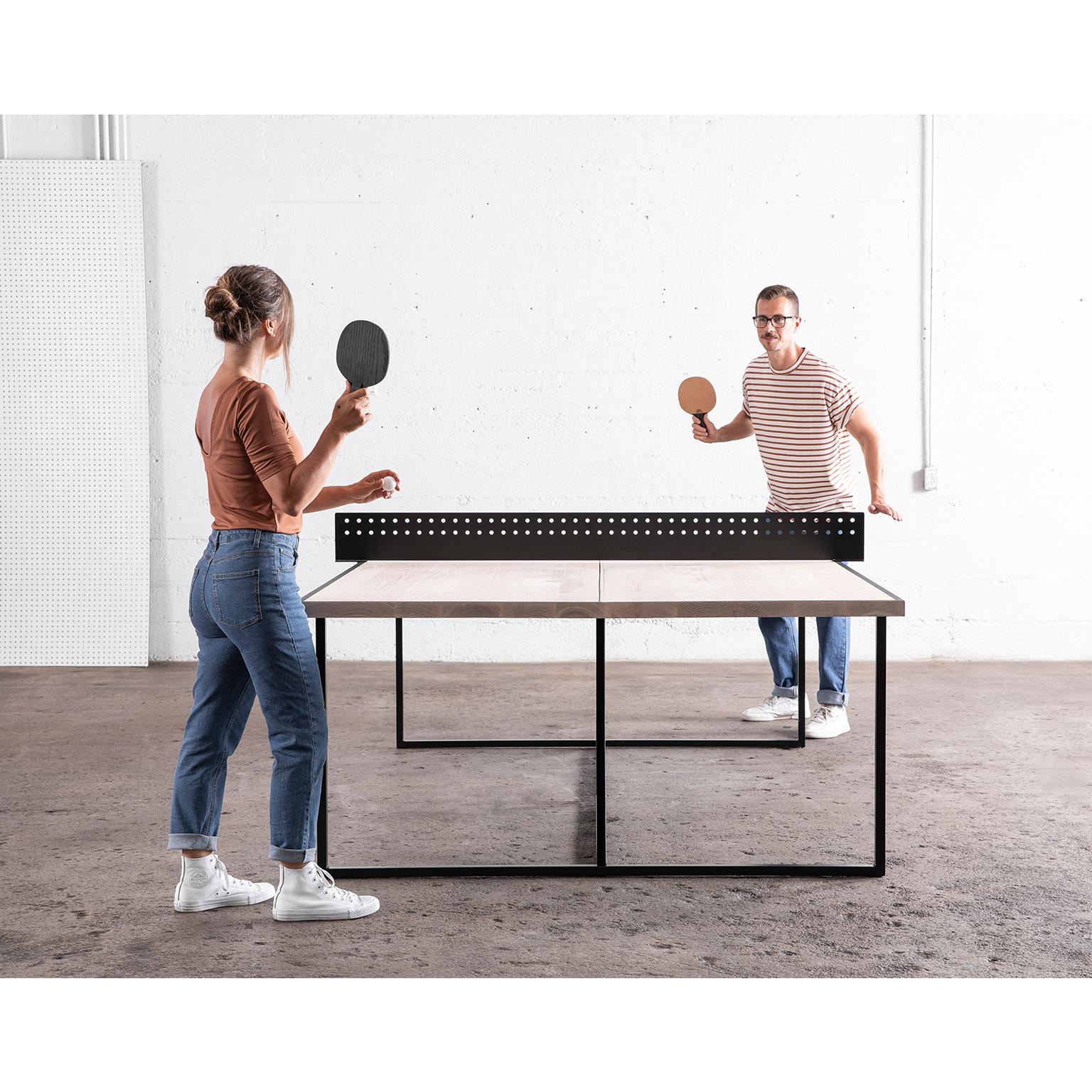 Moderner Ping Pong-Tisch „The Break“ aus Eiche mit spielender Oberfläche und Stahlfuß (Kanadisch) im Angebot