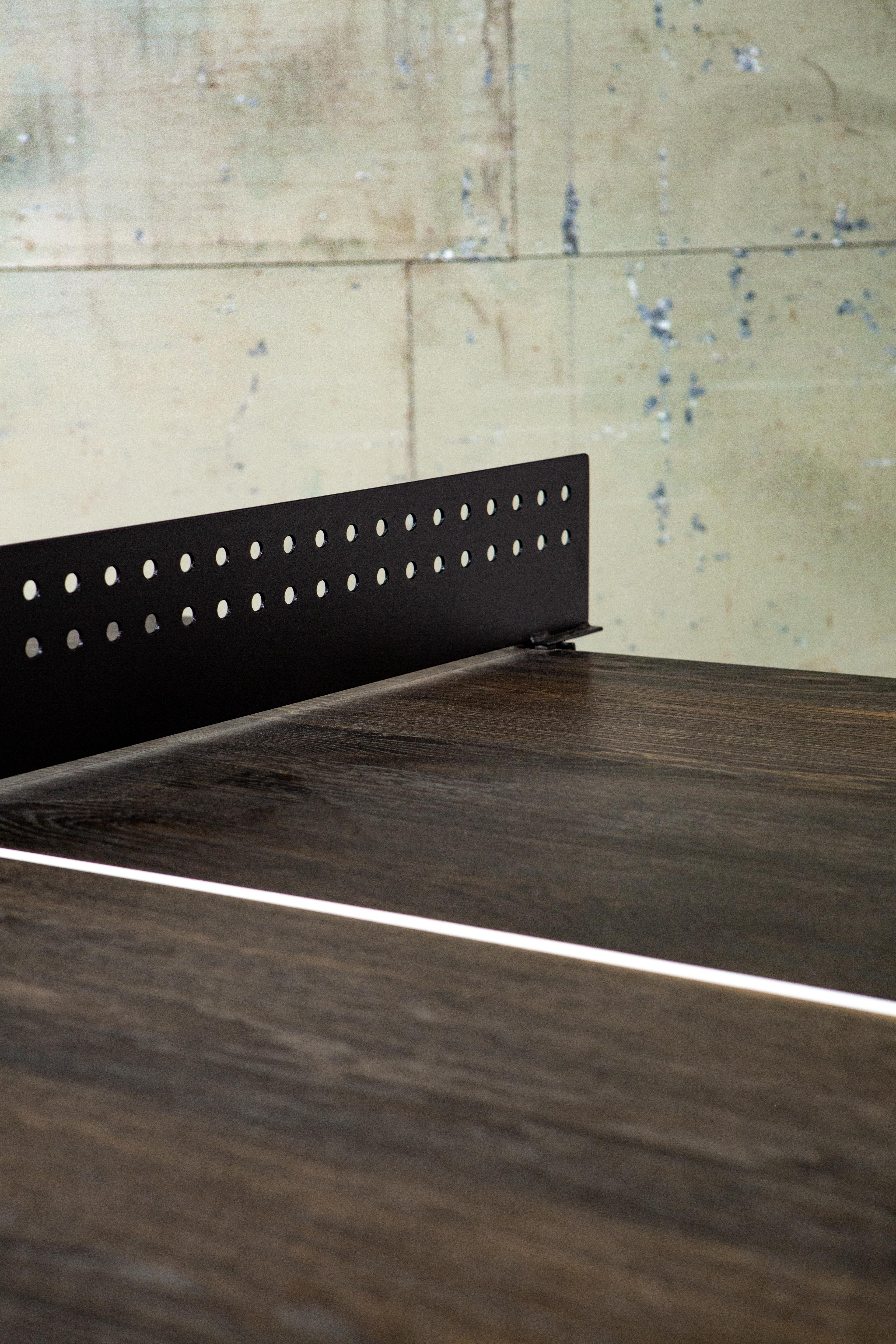 Moderner Ping Pong-Tisch „The Break“ aus Eiche mit spielender Oberfläche und Stahlfuß (Metall) im Angebot