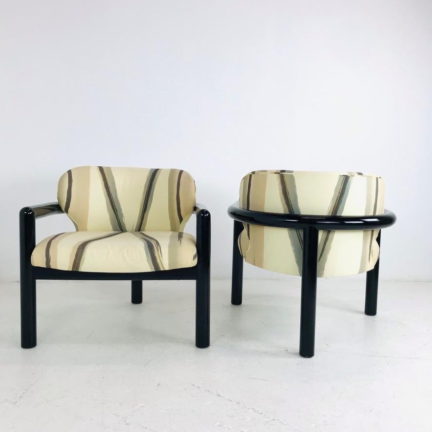 Sillón moderno de tres patas en venta 3