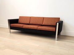 Modernes Dreisitzer-Sofa, Stoff und Holz, Dunkelgrau & Orange, USA