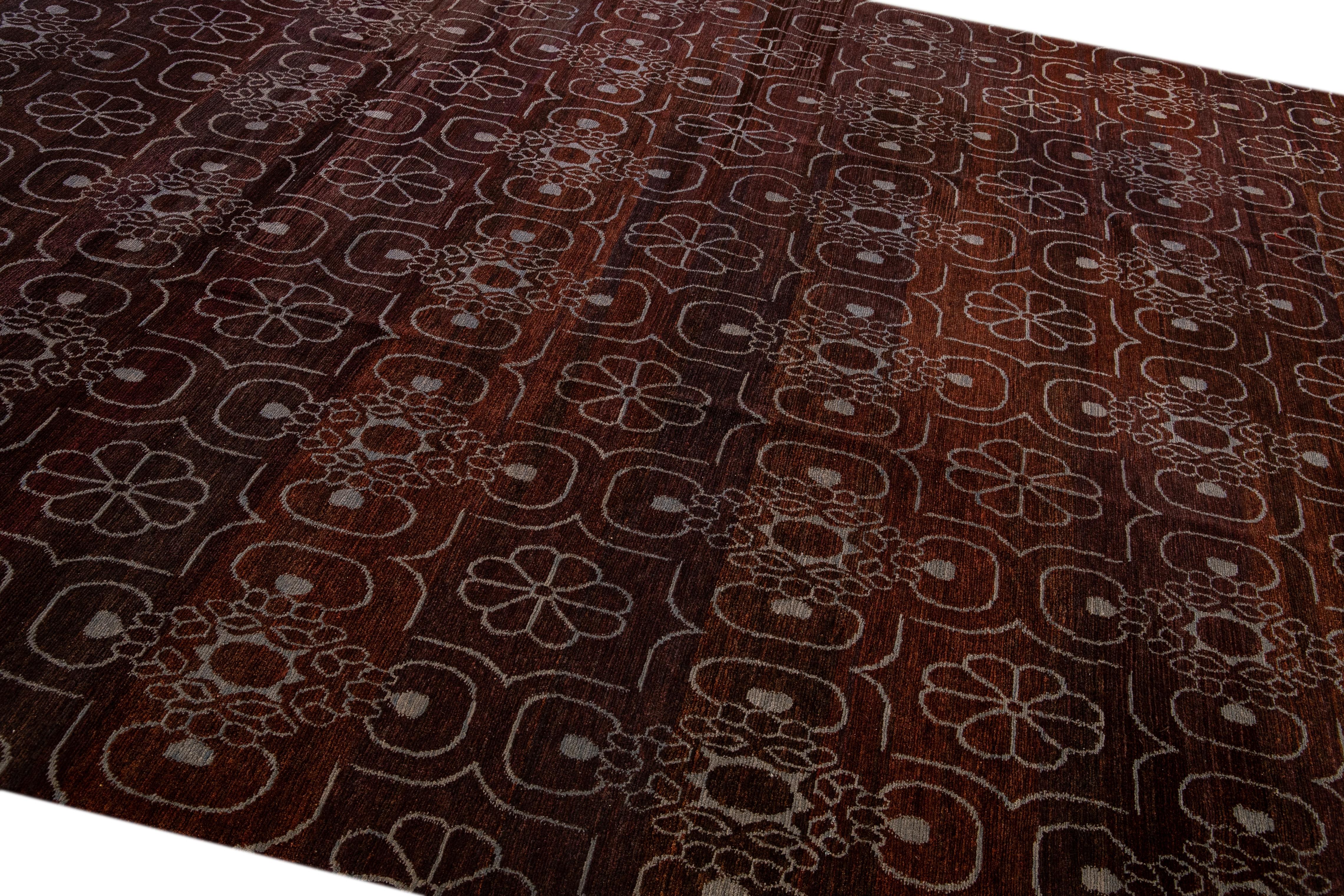 Lana Tappeto moderno tibetano in stile arabesco fatto a mano in lana e seta bordeaux in vendita