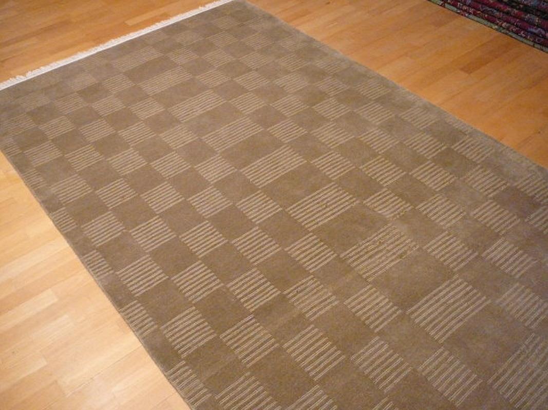 Moderner Teppich im tibetischen Design, handgeknüpft, quadratisch (Wolle) im Angebot