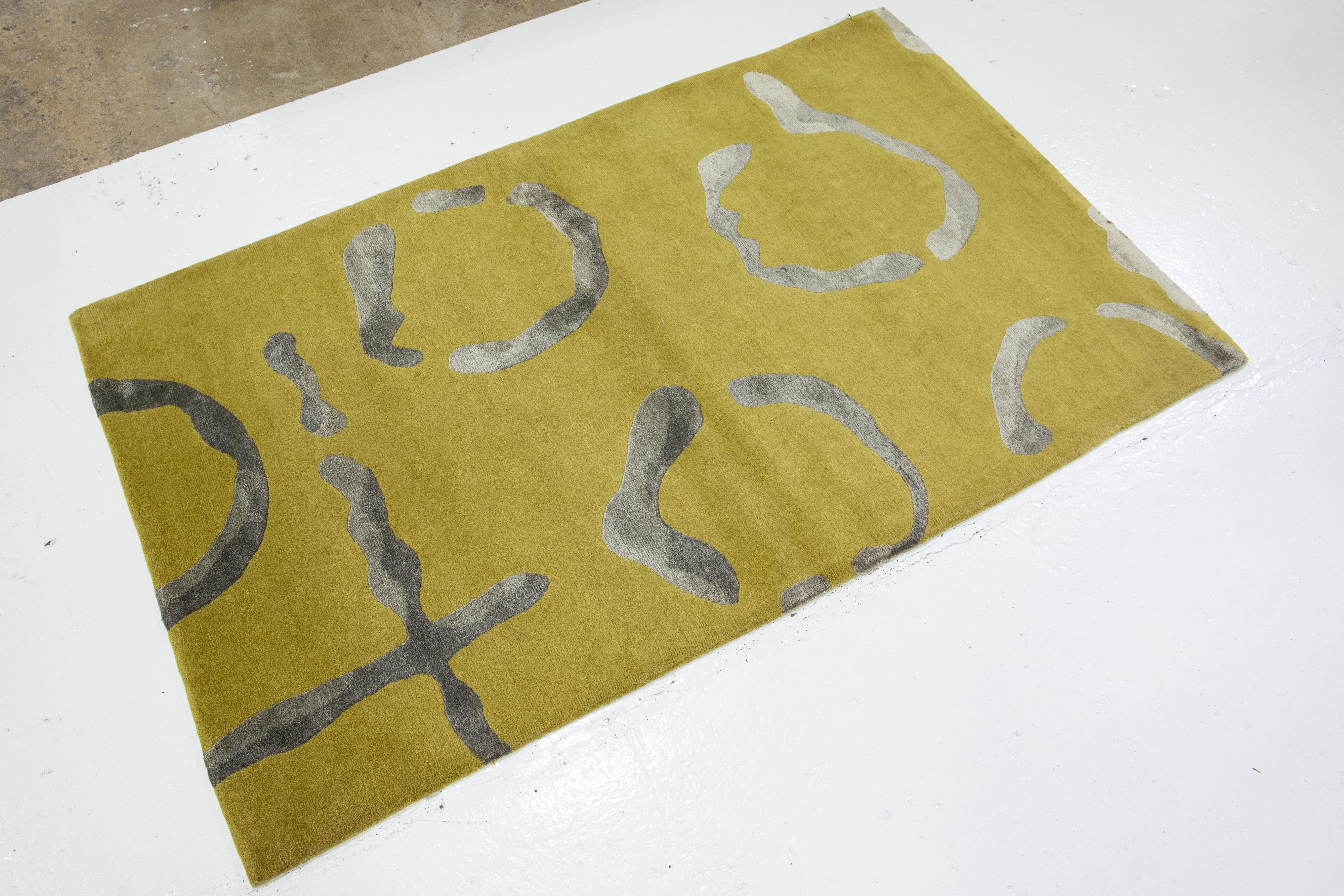 Questo moderno tappeto Custom è caratterizzato da un tappeto contemporaneo e simbolico realizzato in colori chic e in pregiata lana e seta dell'Himalaya. Una sapiente combinazione di verdi e gialli con accenni di seta permette a Silverlime di