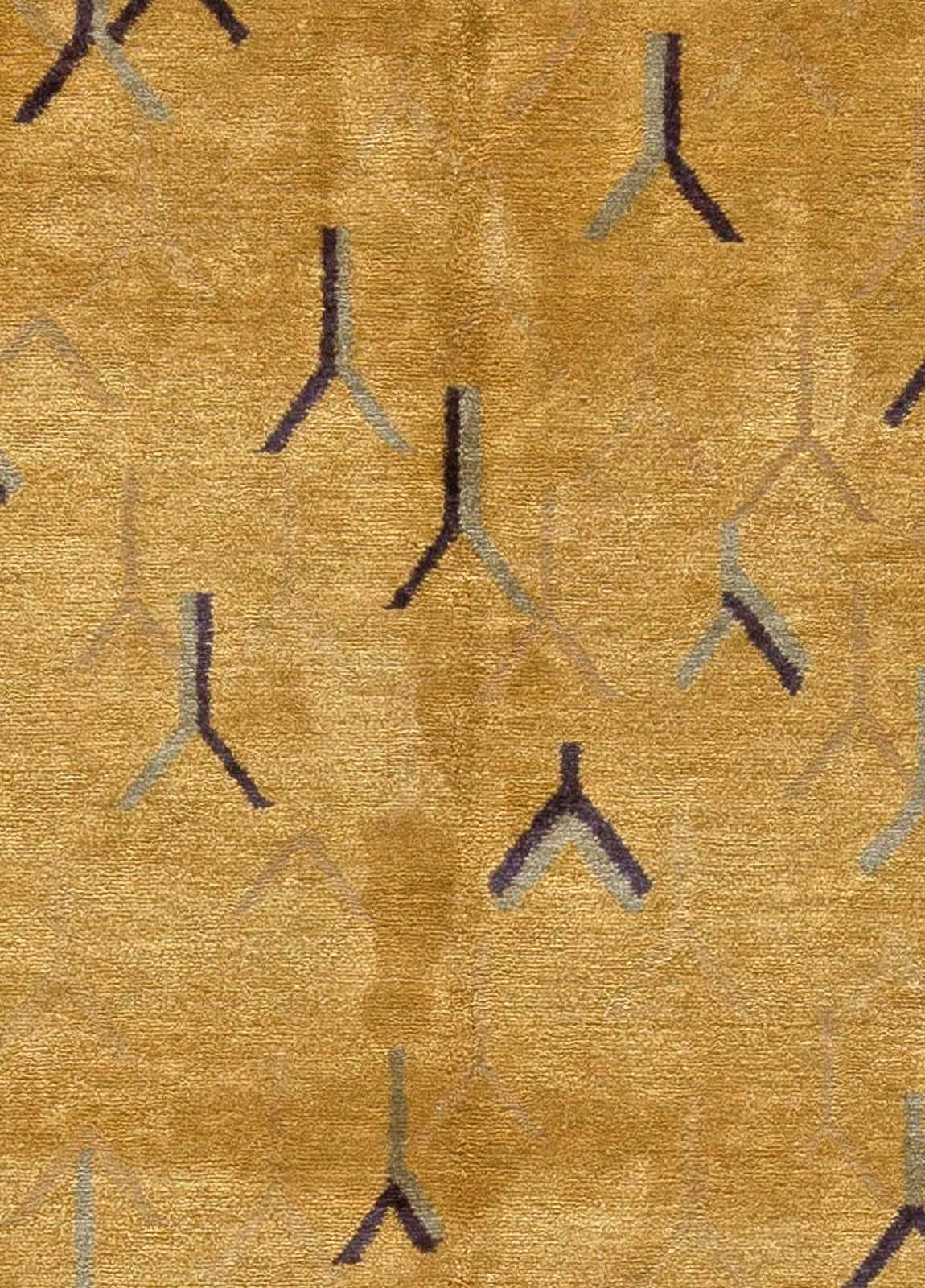 Moderner tibetischer Teppich aus Wolle und Seide in Gold und Gelb, handgefertigt von Doris Leslie Blau
Größe: 7'7
