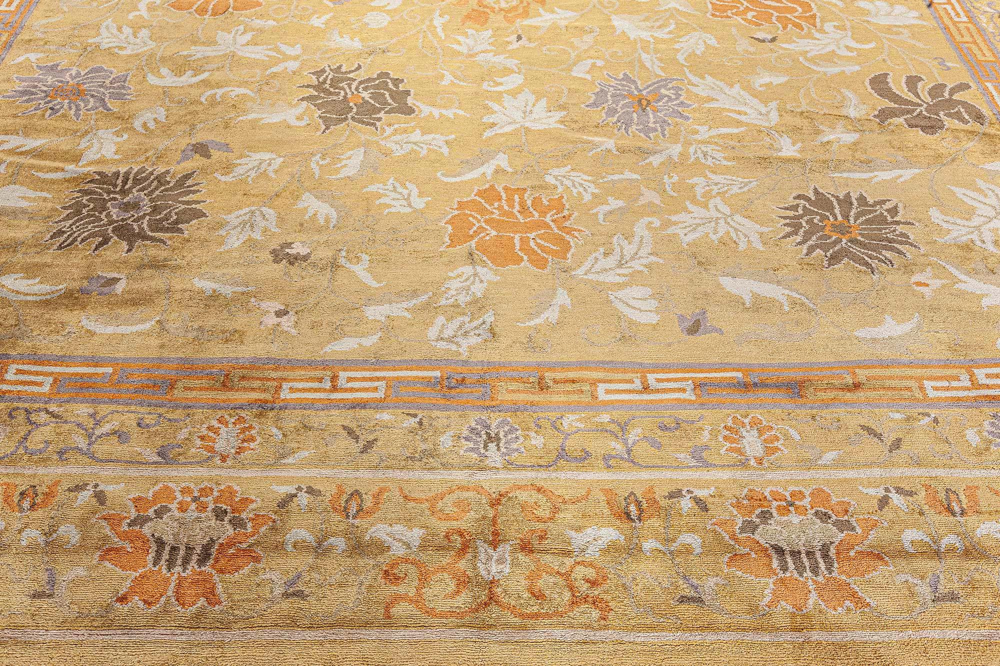 Tibetano Tappeto tibetano moderno in seta annodato a mano con fiori e loti di Doris Leslie Blau in vendita