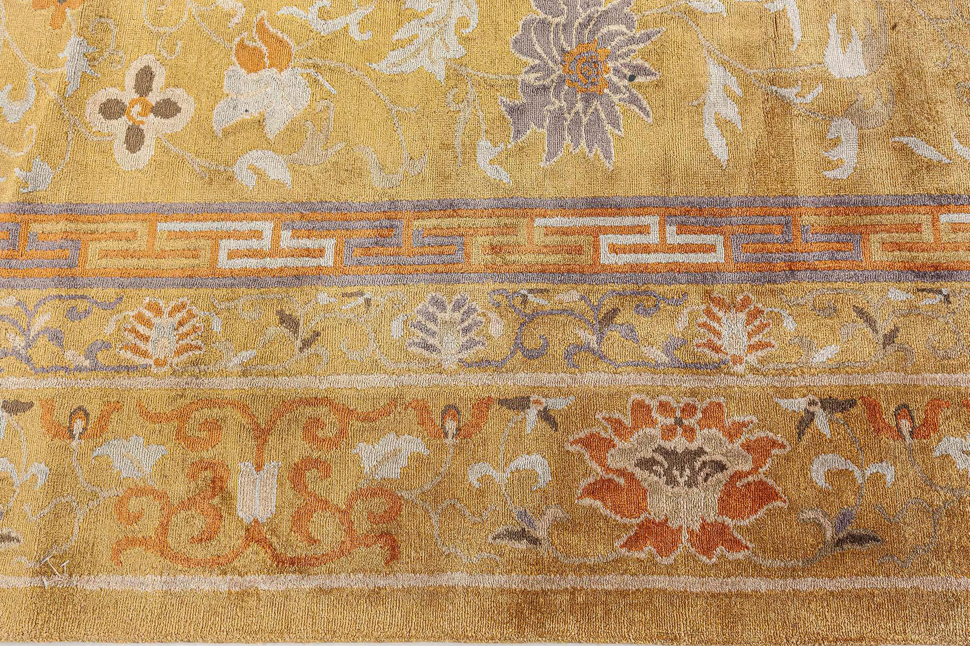 Noué à la main Tapis de soie tibétain moderne noué à la main avec des lotus et des fleurs par Doris Leslie Blau en vente