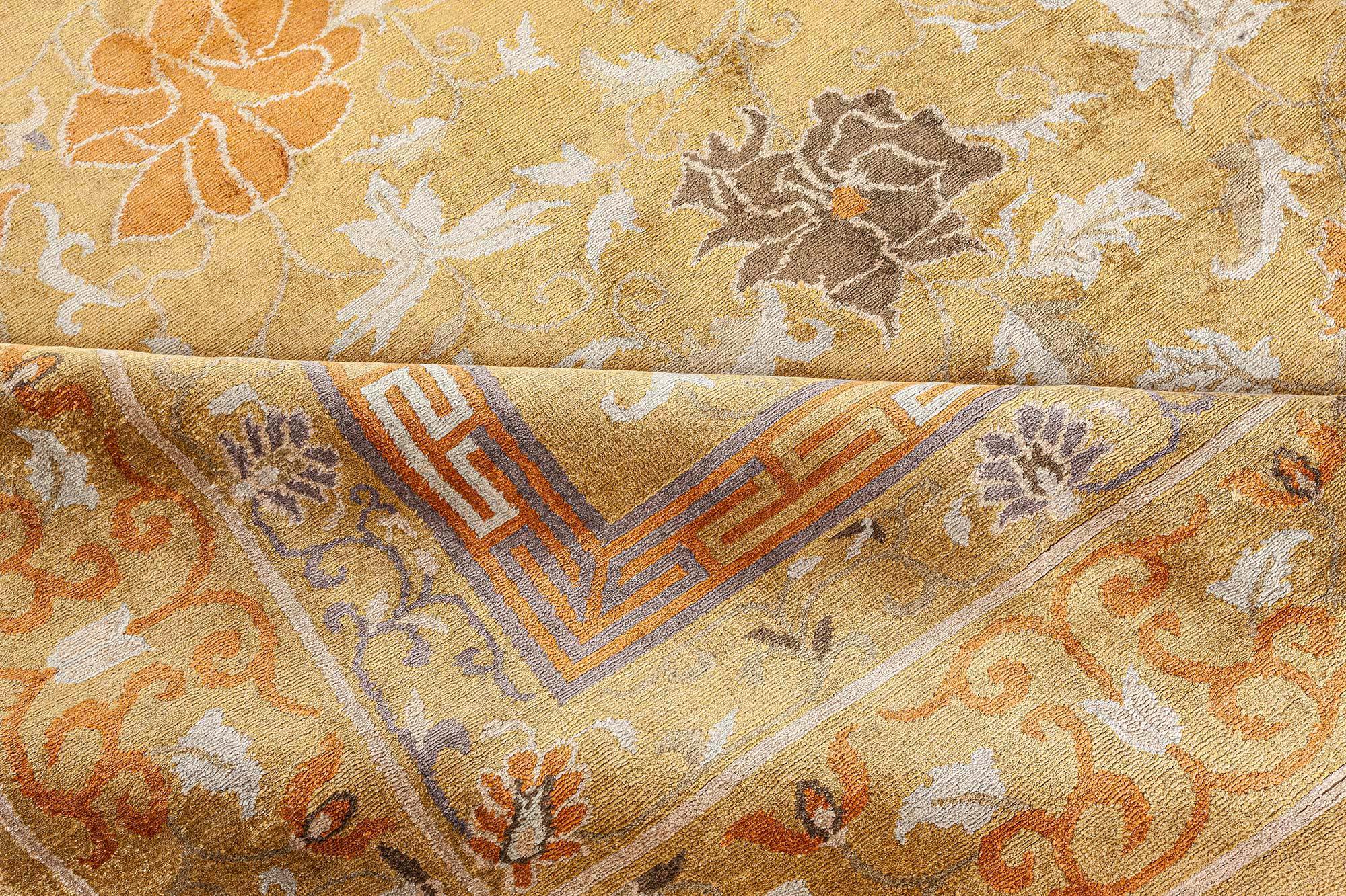 Annodato a mano Tappeto tibetano moderno in seta annodato a mano con fiori e loti di Doris Leslie Blau in vendita