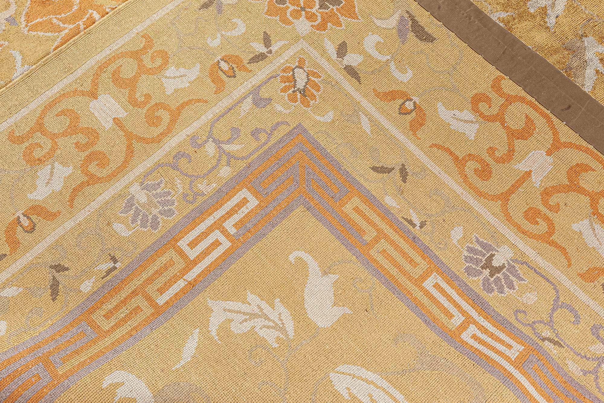 XXI secolo e contemporaneo Tappeto tibetano moderno in seta annodato a mano con fiori e loti di Doris Leslie Blau in vendita