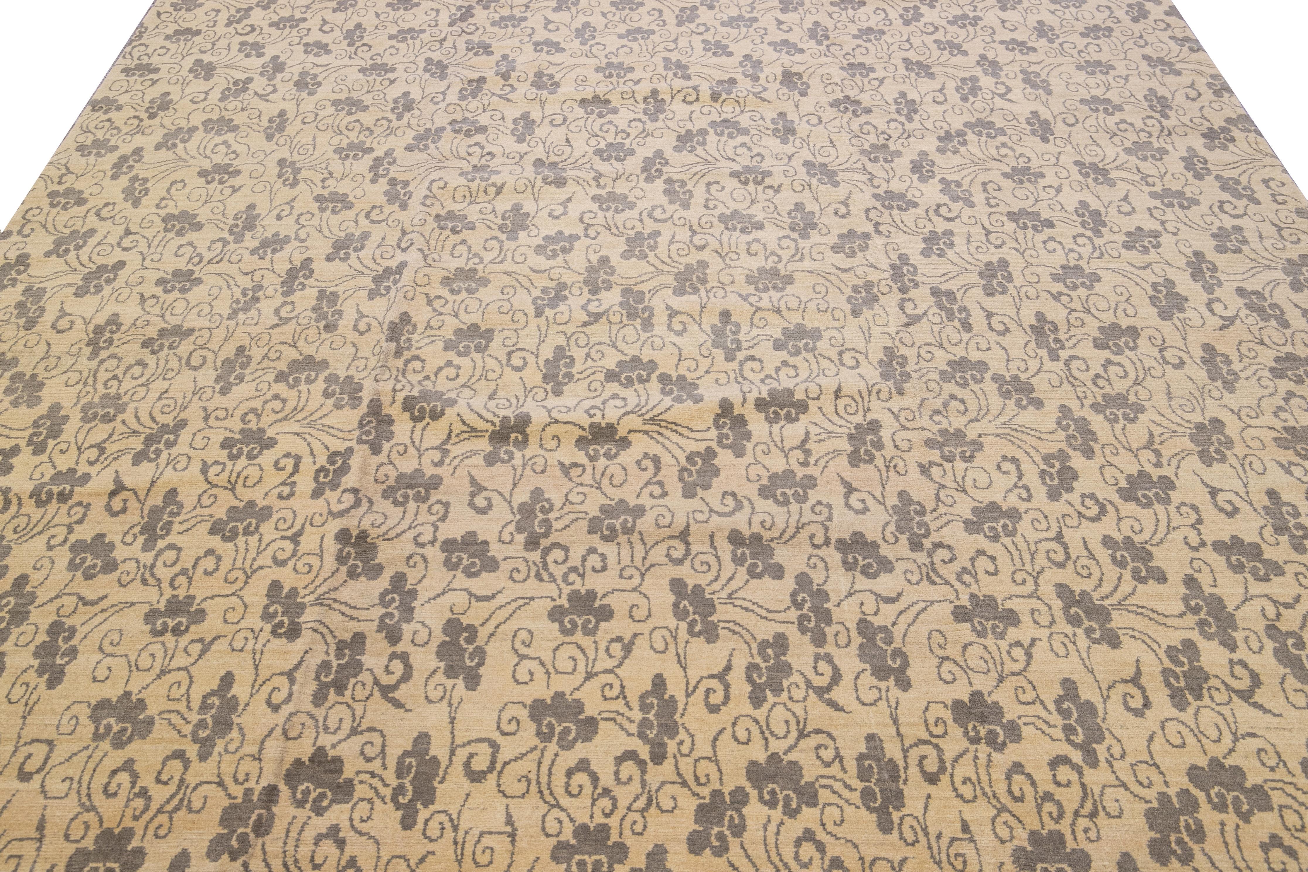 Tibétain Tapis tibétain moderne fait à la main, entièrement réalisé en laine et soie beige à motif floral en vente