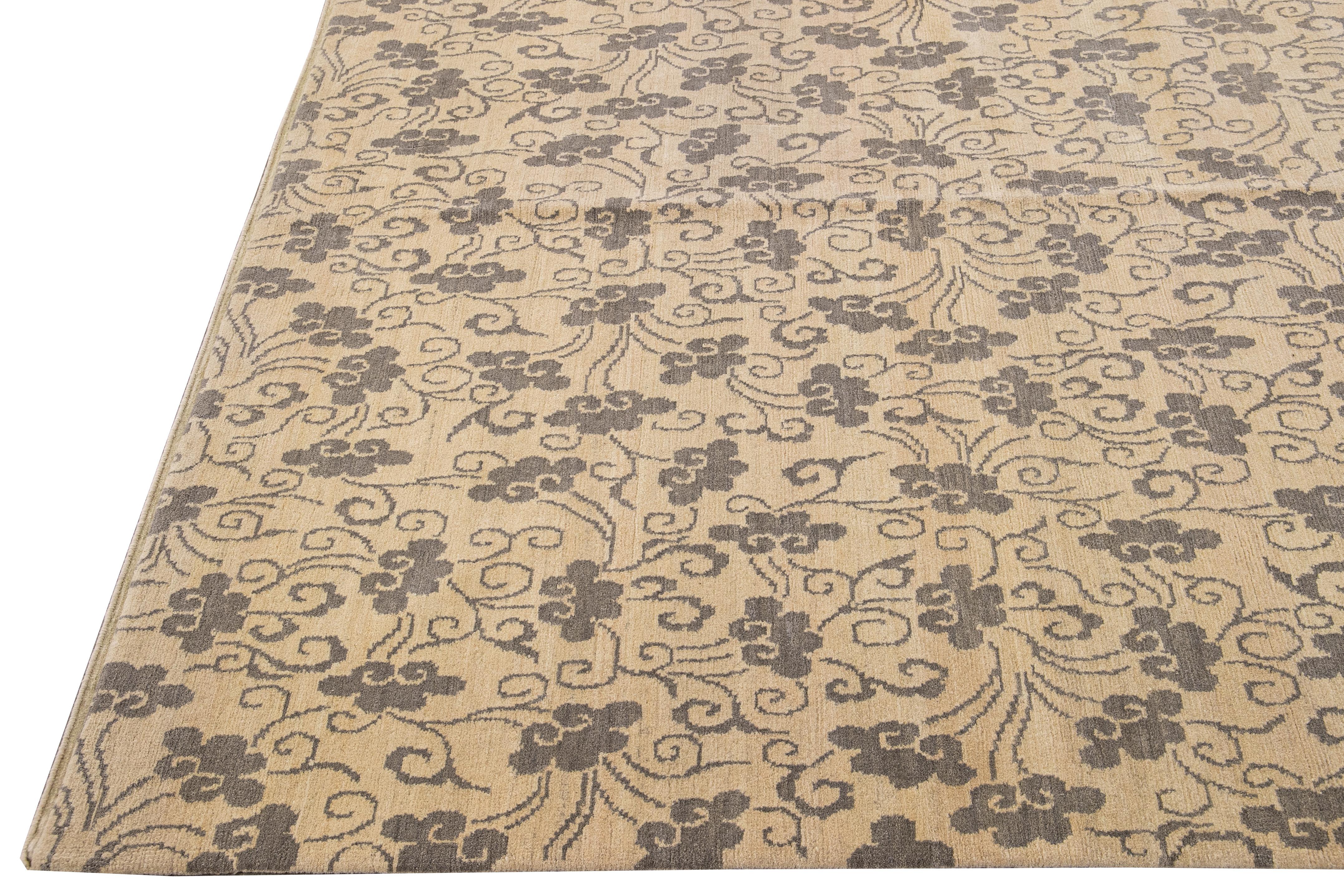 Tibétain Tapis tibétain moderne fait à la main, entièrement réalisé en laine et soie beige à motif floral en vente
