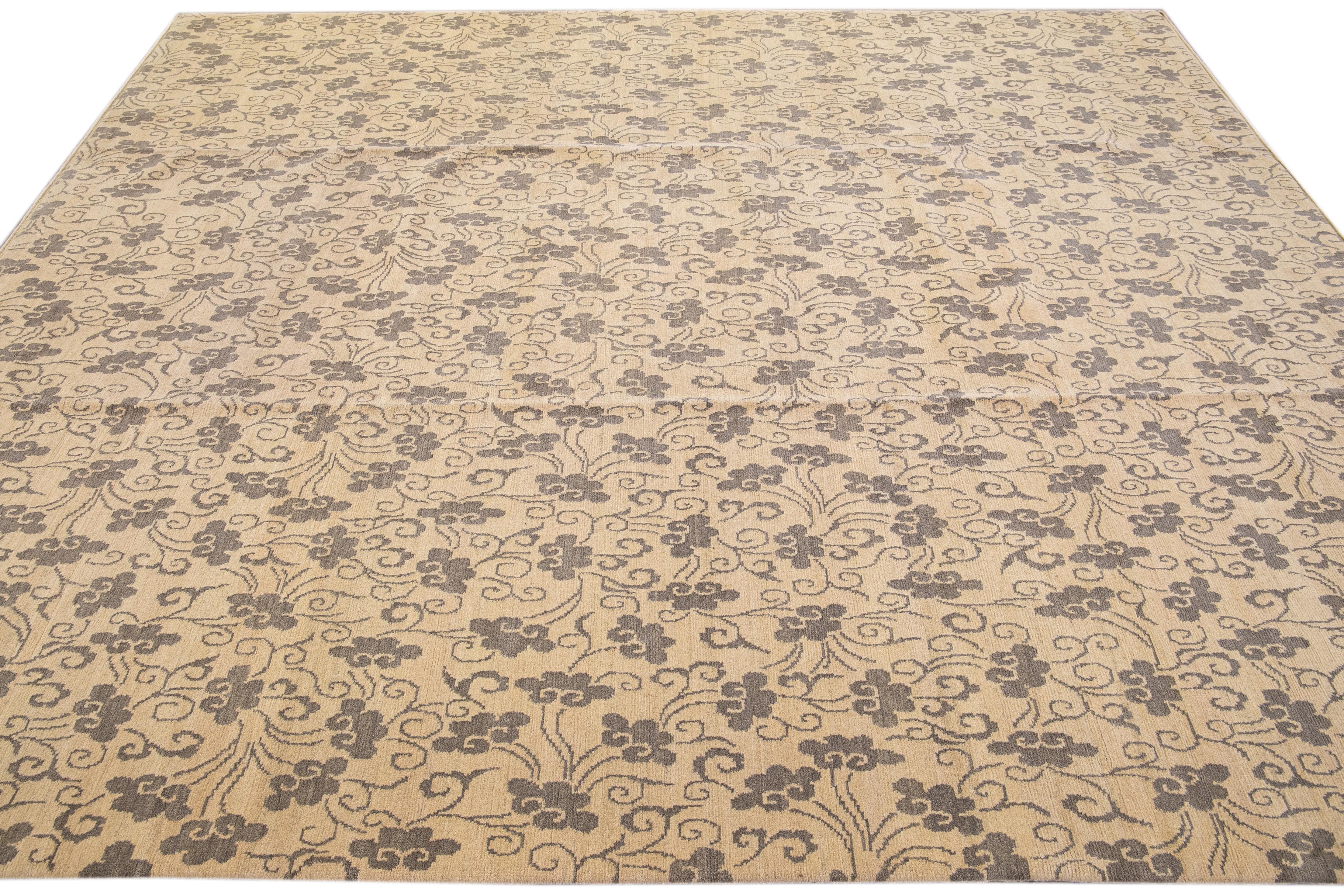 Tapis tibétain moderne fait à la main, entièrement réalisé en laine et soie beige à motif floral Neuf - En vente à Norwalk, CT