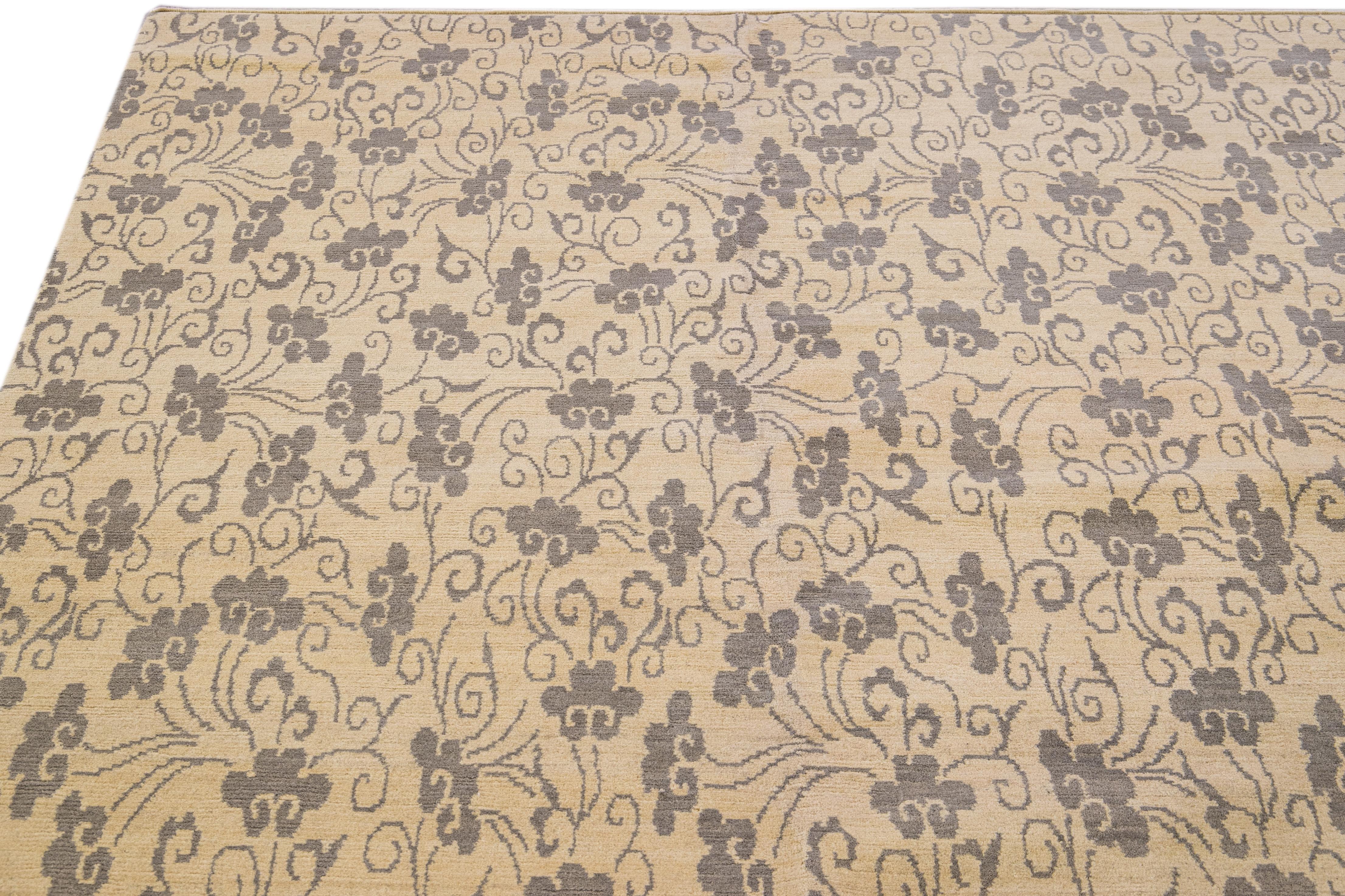 XXIe siècle et contemporain Tapis tibétain moderne fait à la main, entièrement réalisé en laine et soie beige à motif floral en vente