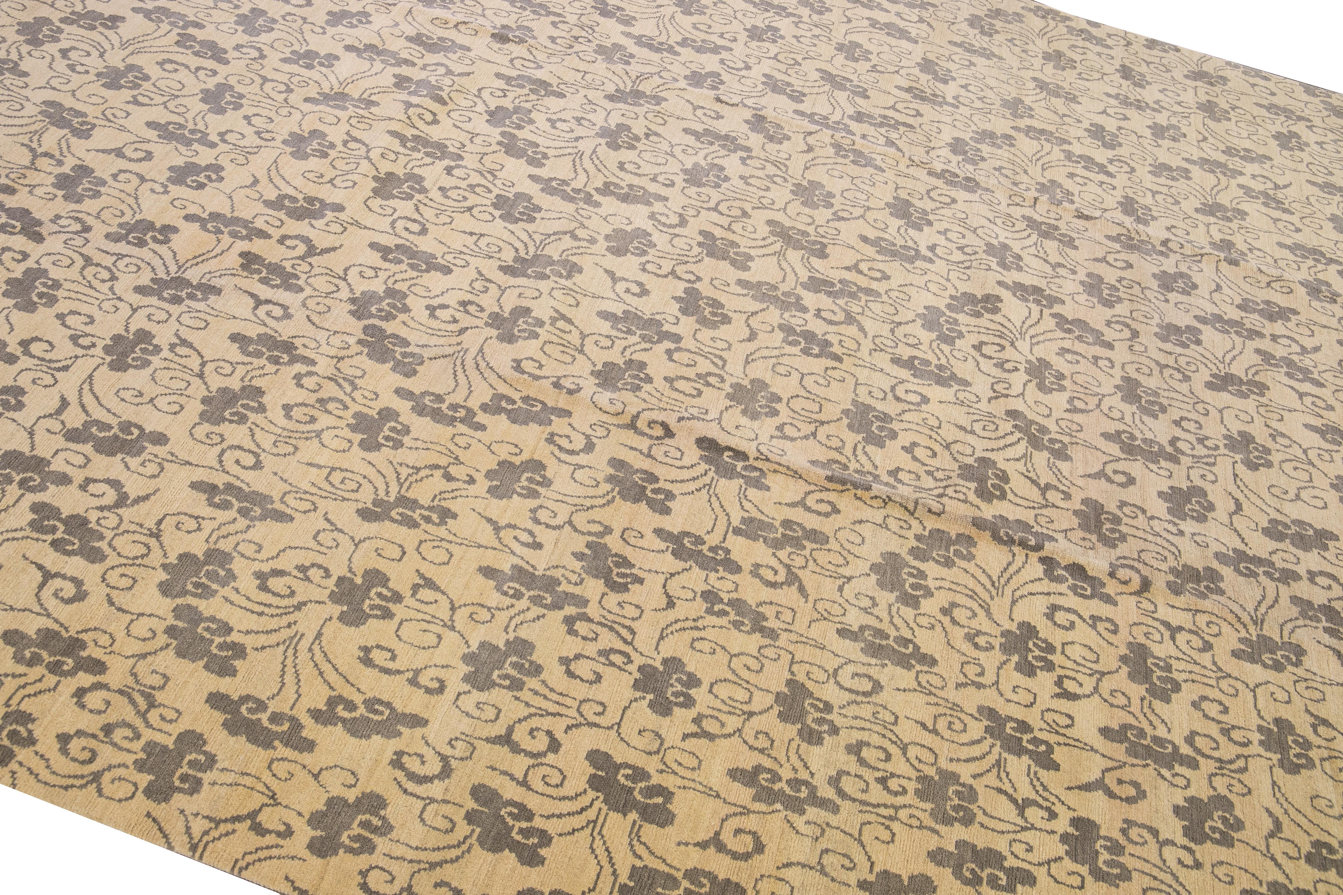 Laine Tapis tibétain moderne fait à la main, entièrement réalisé en laine et soie beige à motif floral en vente